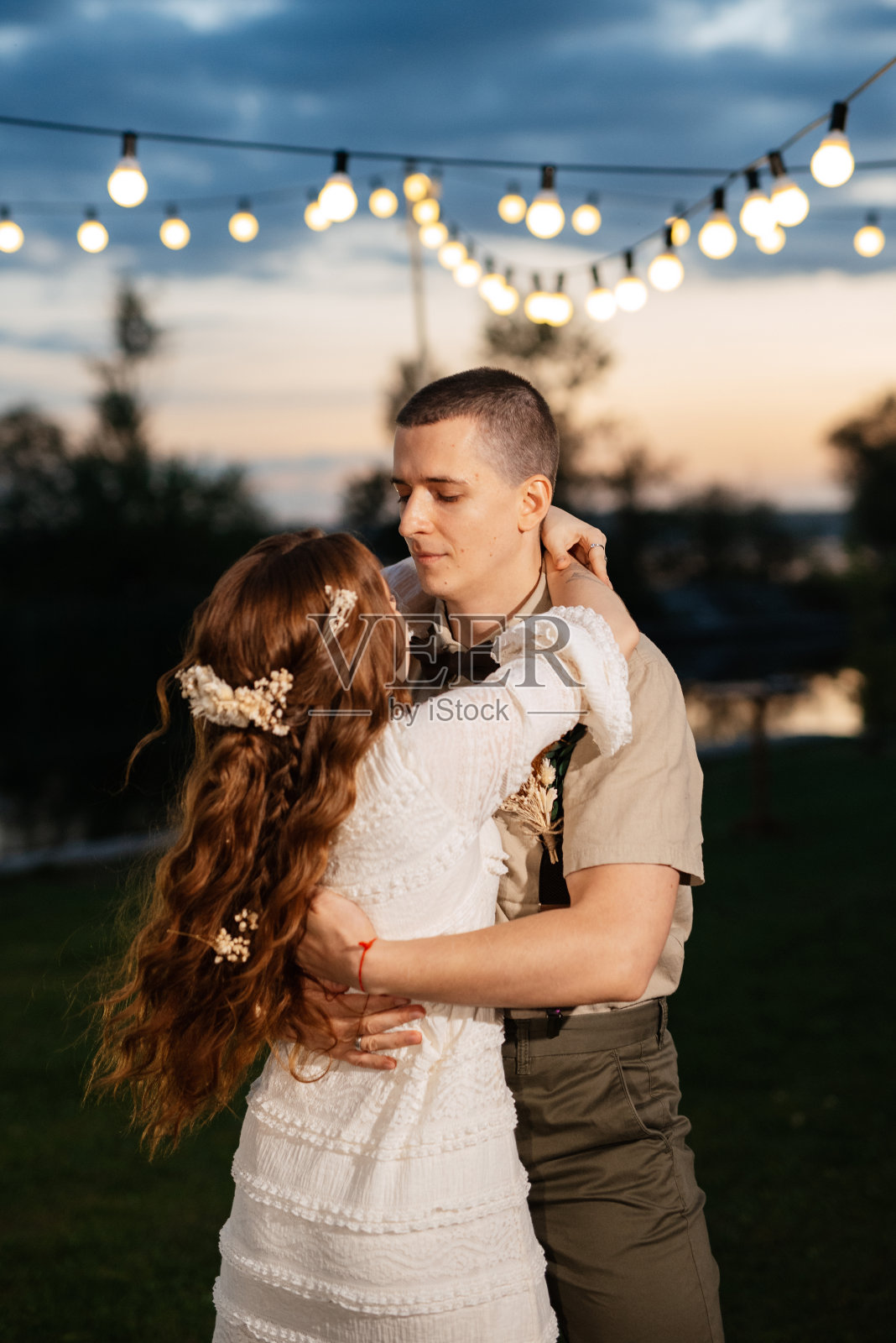 新娘和新郎的第一次婚礼舞蹈照片摄影图片