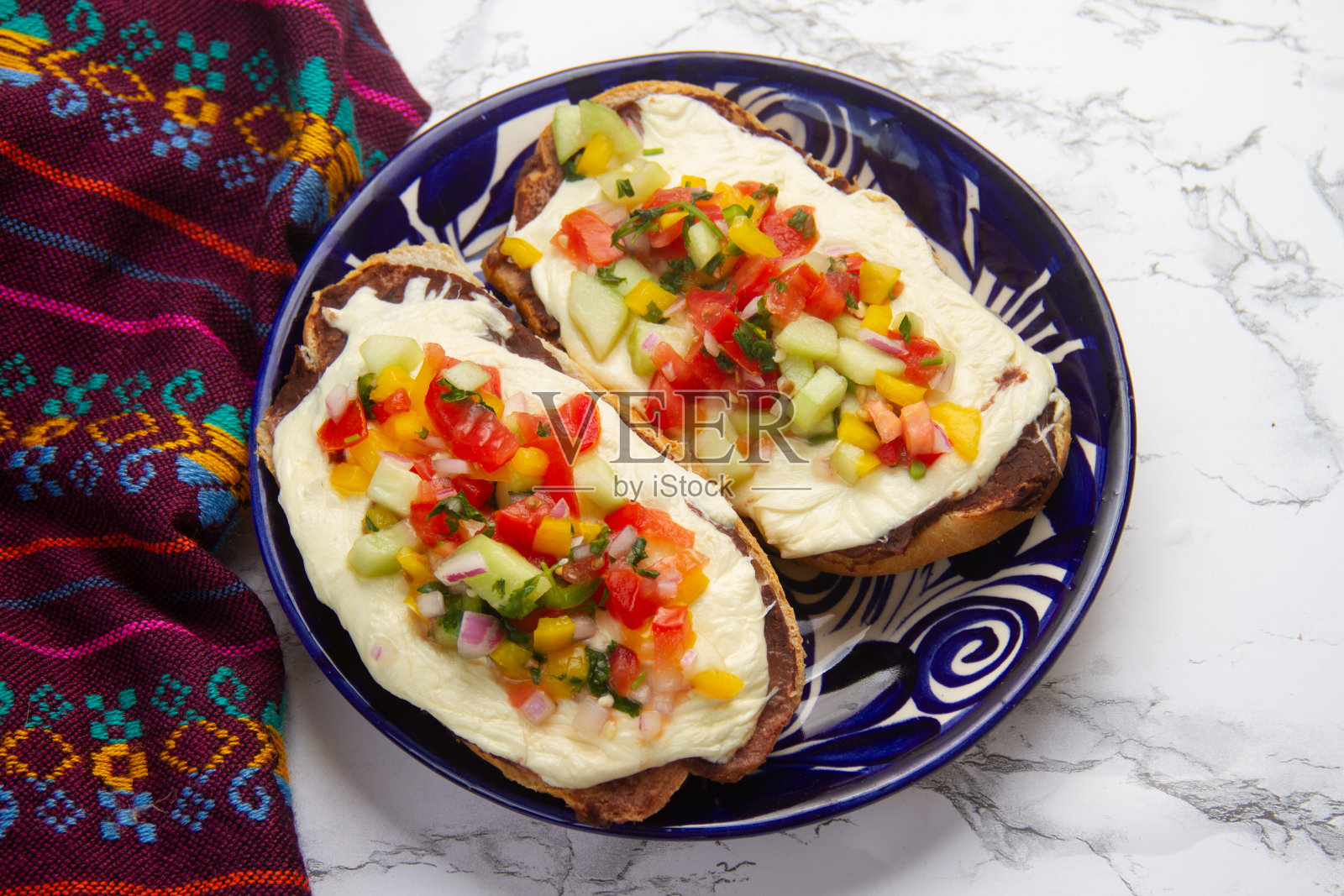 配瓦哈卡干酪和墨西哥辣酱。墨西哥食物照片摄影图片