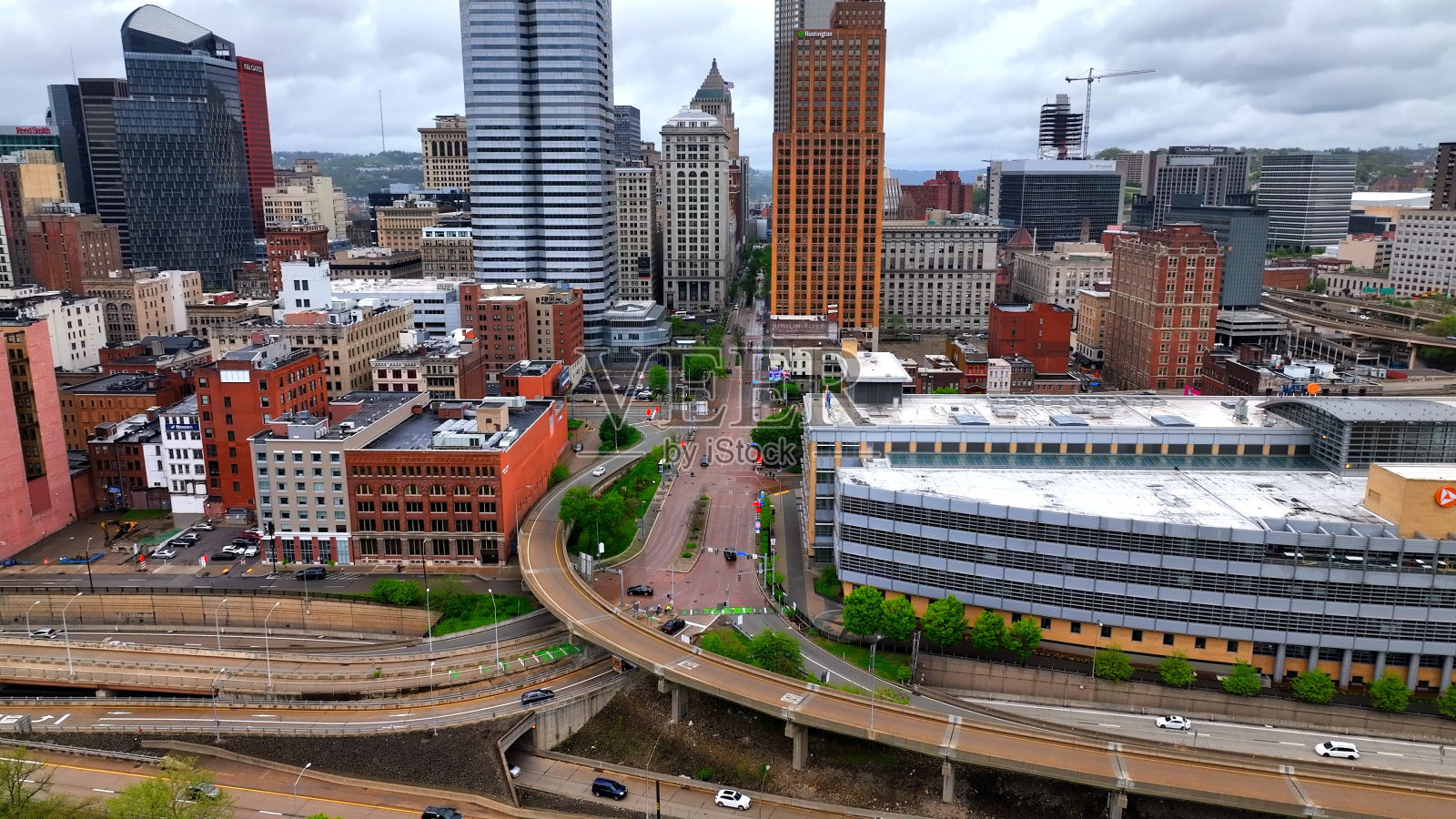 匹兹堡,宾夕法尼亚州城市天际线与办公大楼,桥梁,高速公路市中心河边照片摄影图片