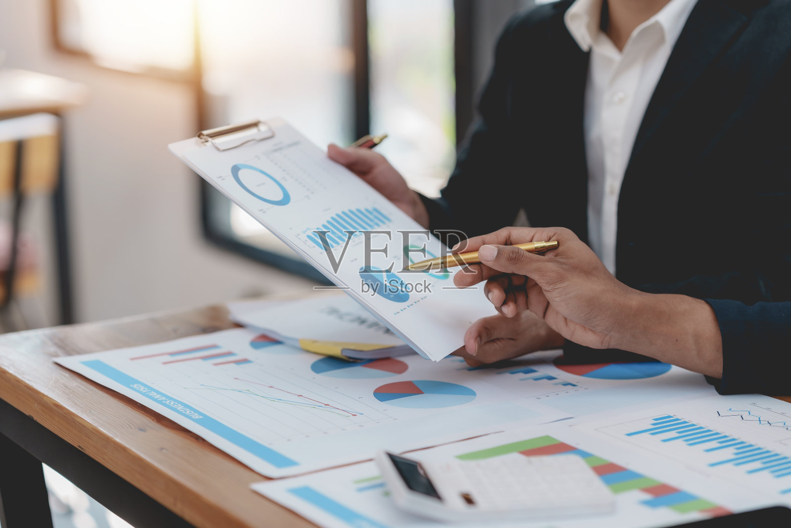 商务人士开会时用图表分析财务和营销投资。照片摄影图片