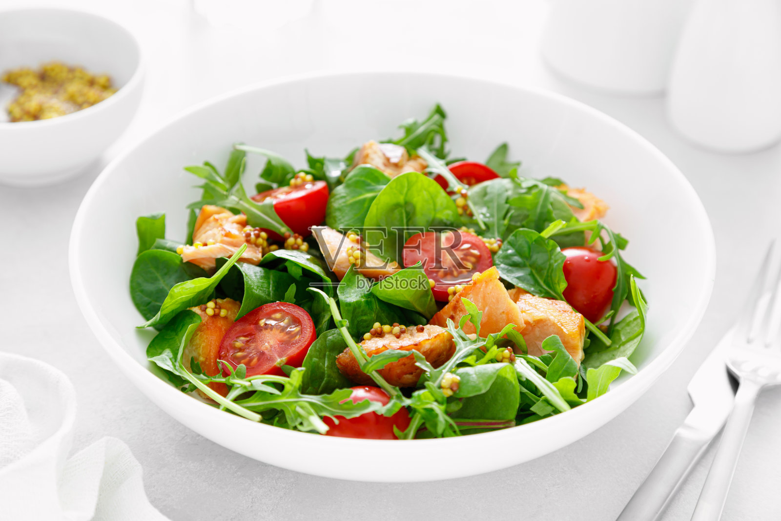 烤三文鱼沙拉配番茄和沙拉照片摄影图片