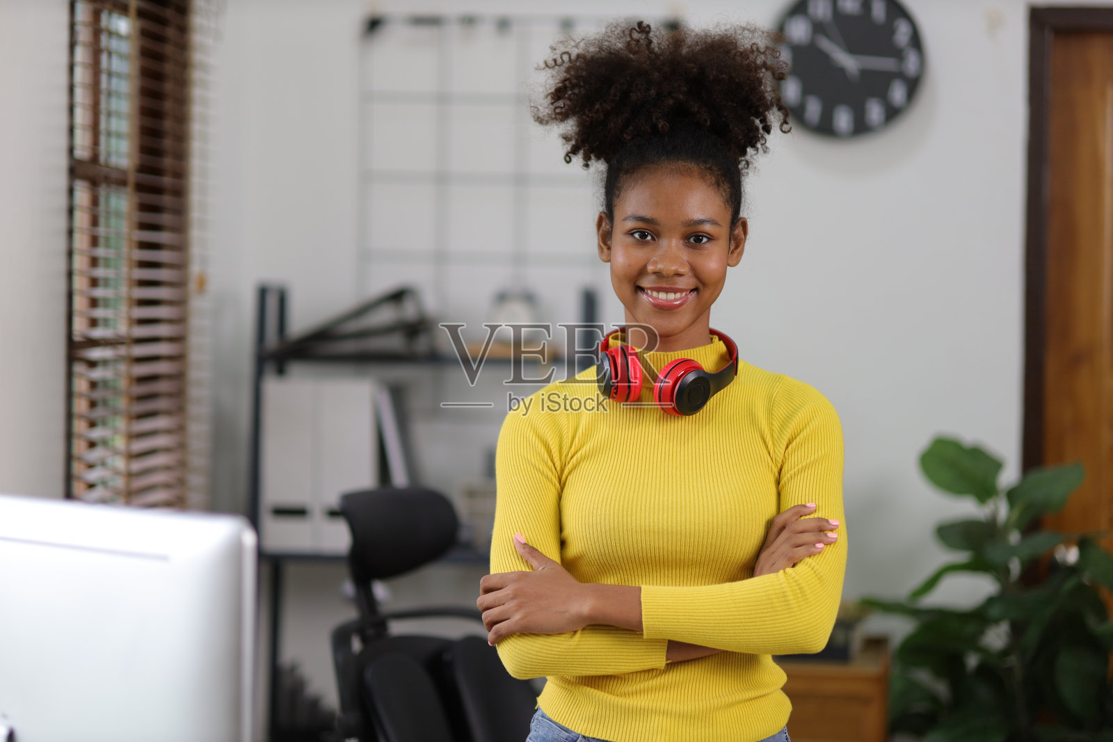 美丽快乐的非裔美国妇女在家庭办公室的肖像。照片摄影图片