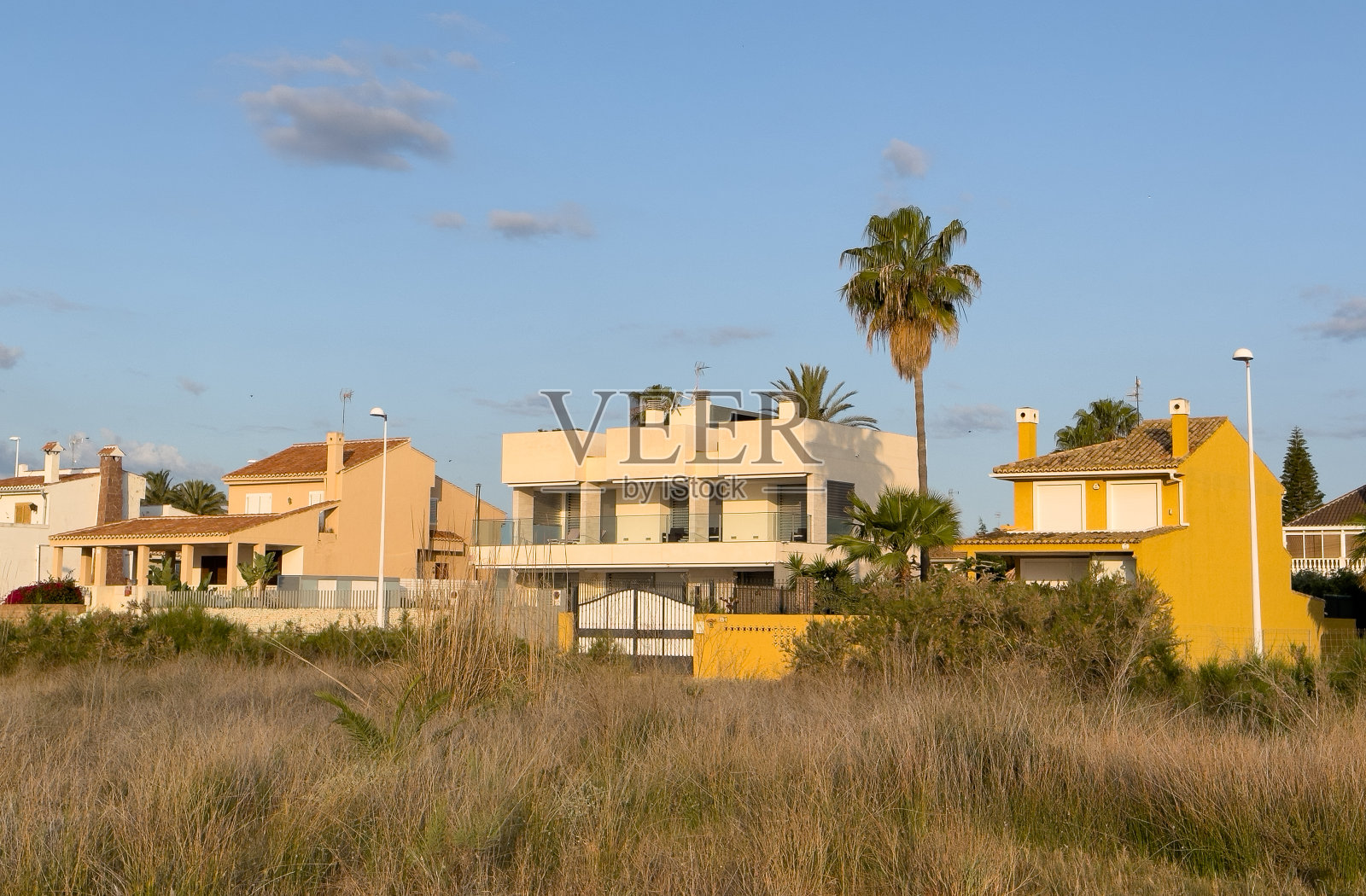 海岸线上的房子。房地产顶层公寓。海滩附近的度假胜地。照片摄影图片