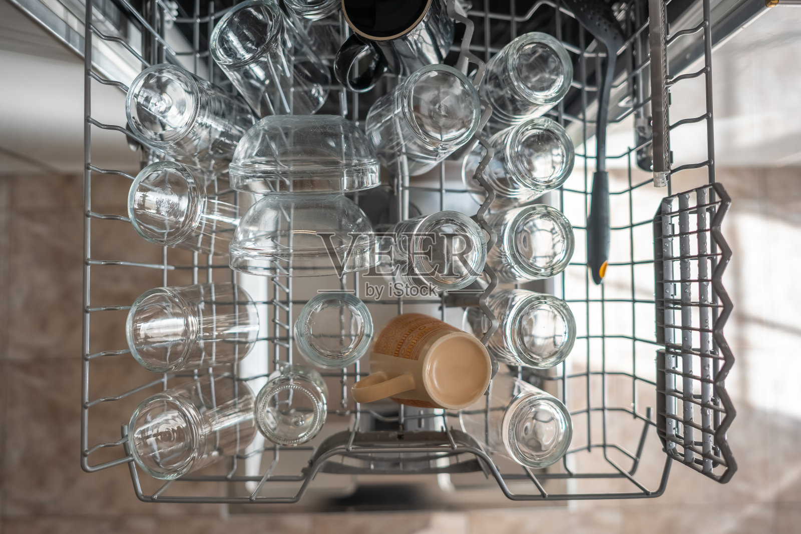 盘子和餐具在洗碗机里,准备放在橱柜里。照片摄影图片