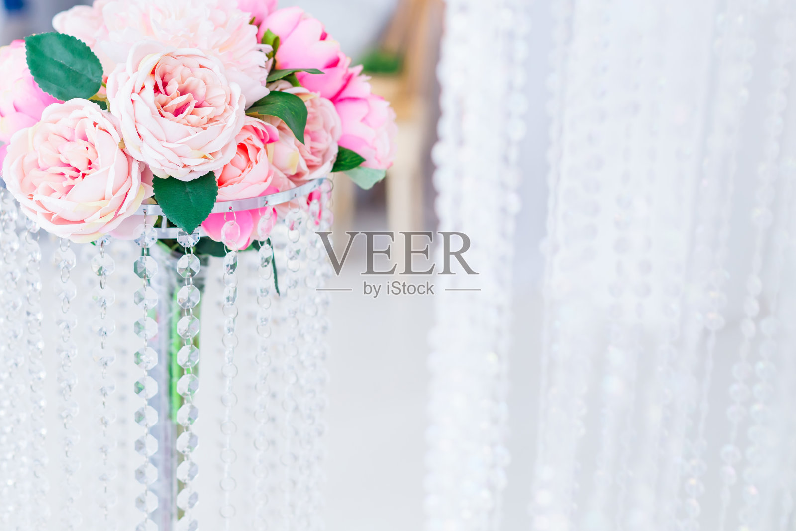 美丽的粉红色牡丹花束在透明的支架上照片摄影图片