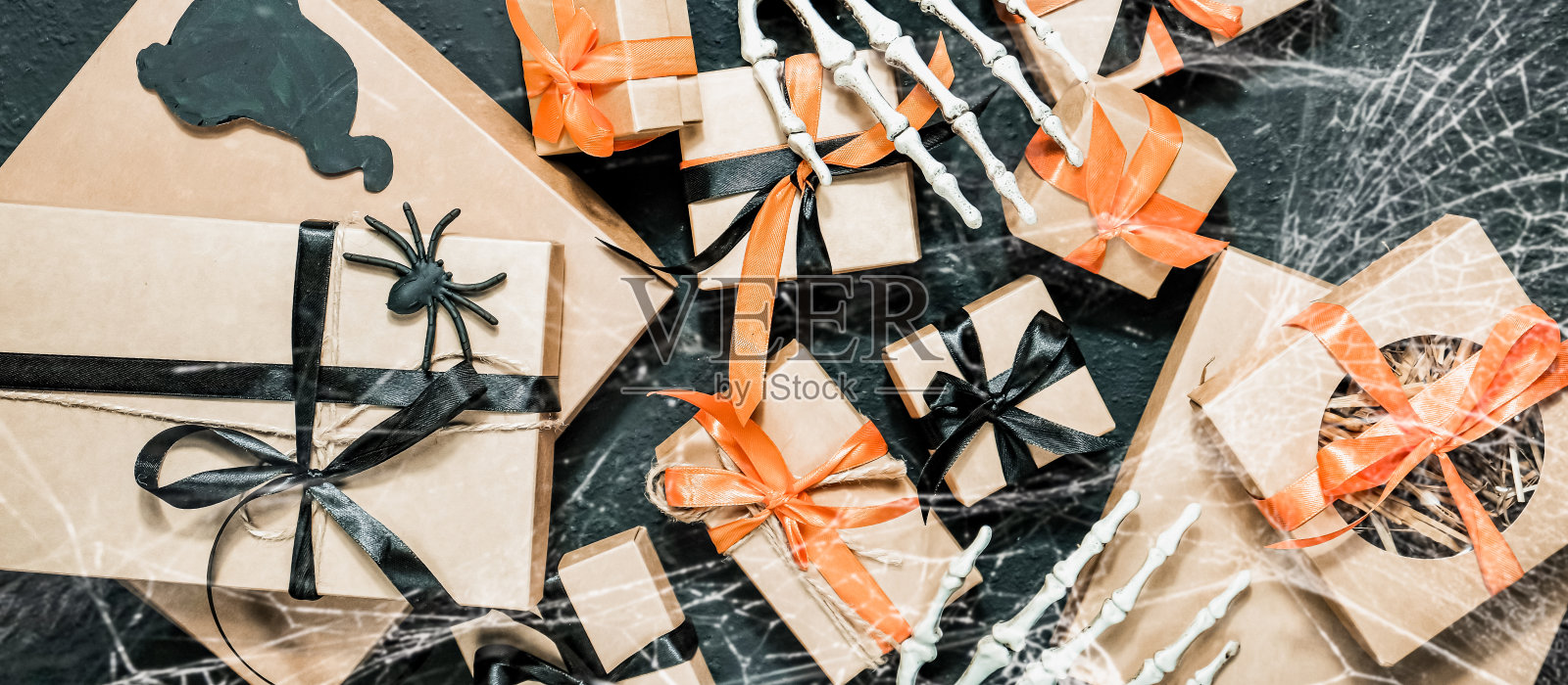 万圣节和无浪费的生产,环保的礼物包装在深色的桌子上牛皮纸,生态风格的万圣节假期概念,生态装饰横幅照片摄影图片