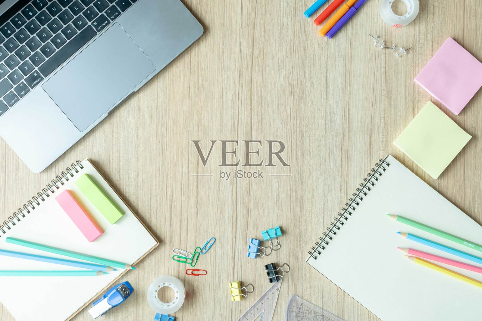 俯视图照片,回到学校的概念,用学校文具,彩色铅笔,油漆,记事本在孤立的木制背景上与文字复制空间的平面布局构图照片摄影图片