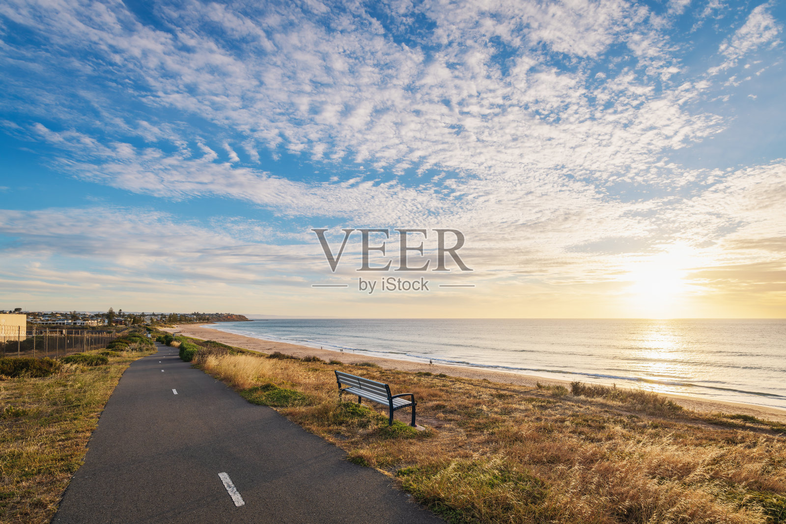 沿着克里斯蒂海滩的海景自行车道照片摄影图片