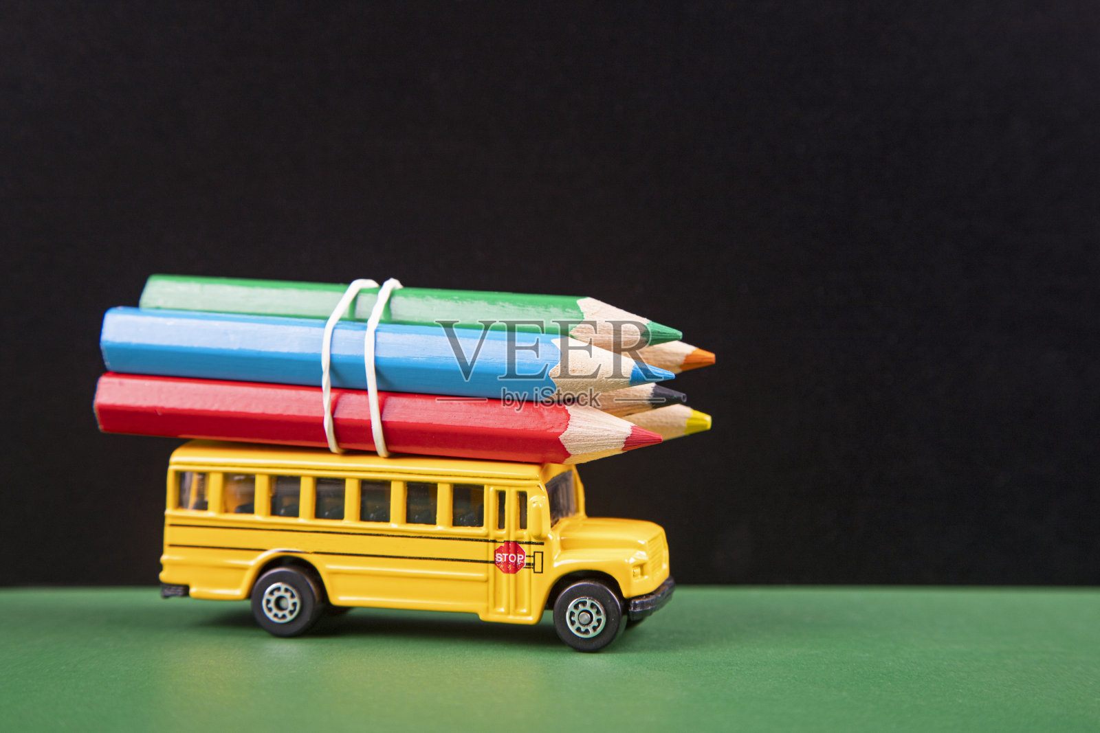 黄色复古校车车顶上挂着铅笔照片摄影图片