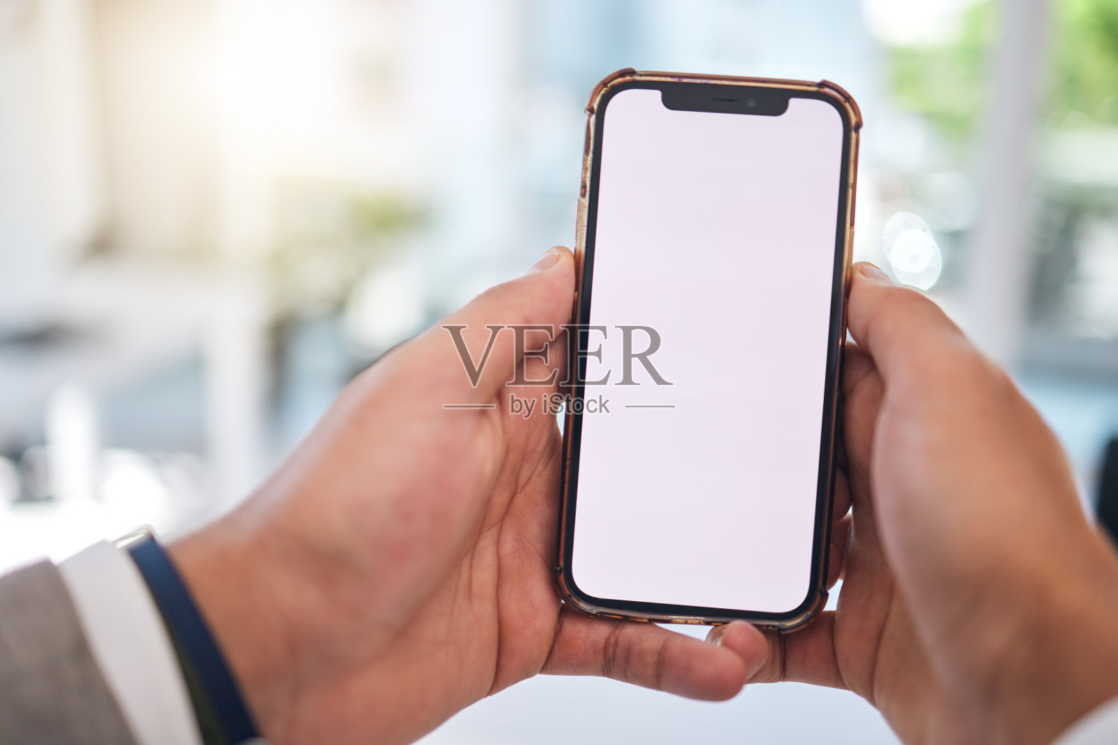 双手,空白的手机屏幕和人在办公室与模拟空间,网页设计或ux的移动应用程序标志。商务人士pov,智能手机和ui,用于金融工作场所的品牌,推广和网络照片摄影图片