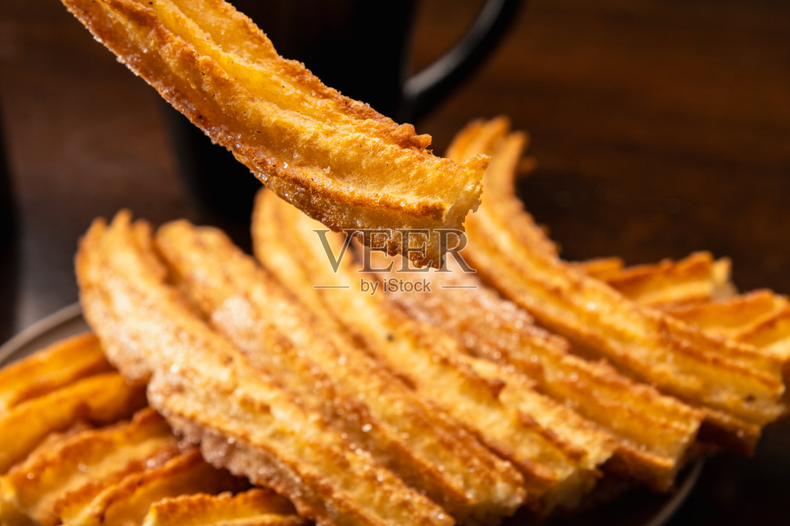 脆脆的油条和现煮的咖啡:早晨的甜蜜快乐照片摄影图片