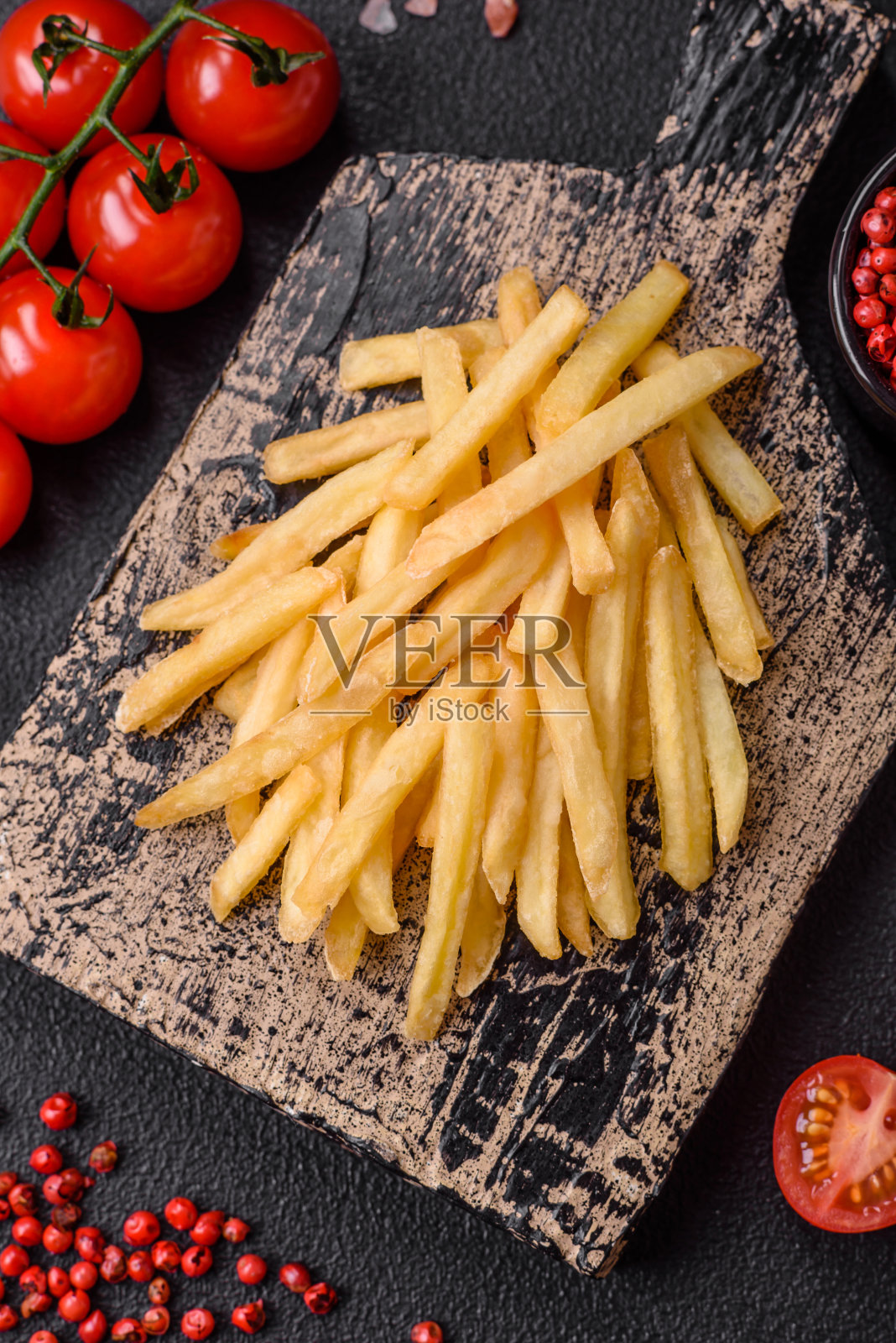美味酥脆的法式薯条配上盐和香料照片摄影图片
