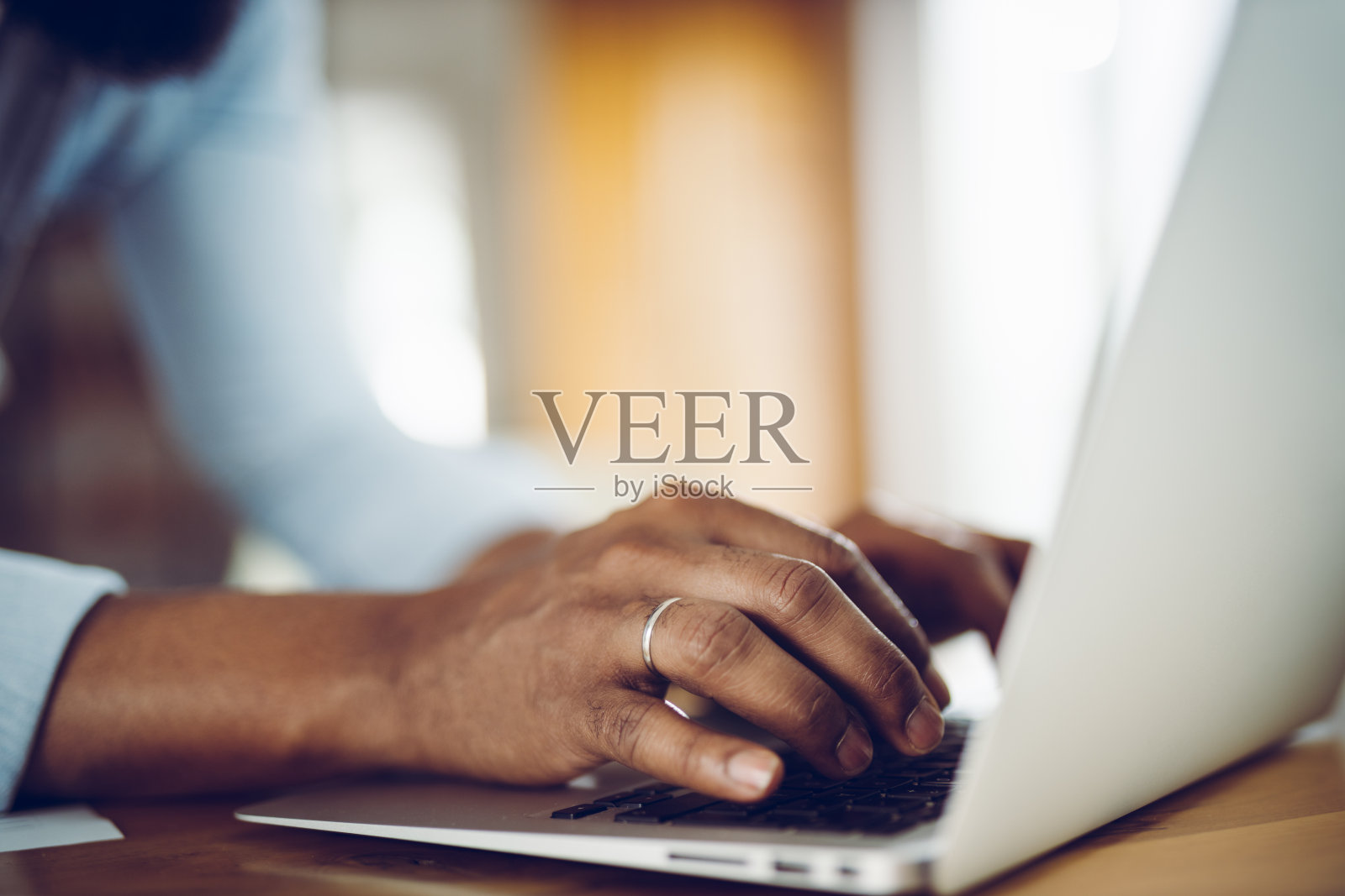 一个不知名的人在电脑上工作的特写照片摄影图片