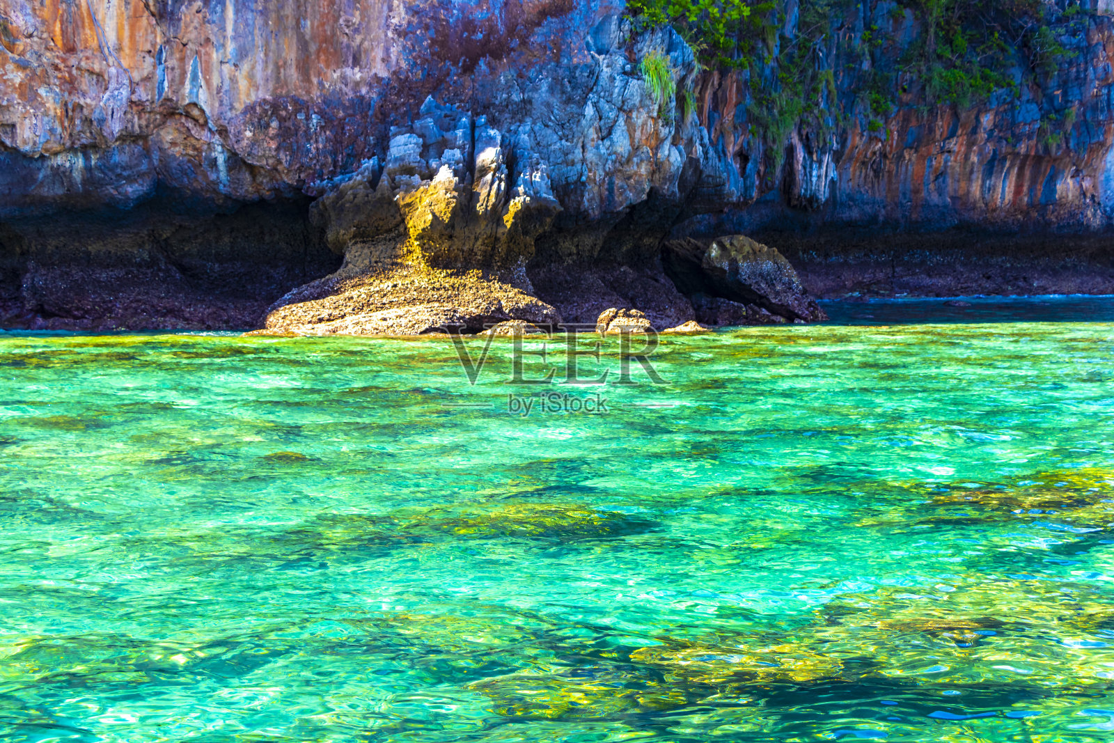泰国科皮皮列岛美丽的热带石灰岩岛屿。照片摄影图片