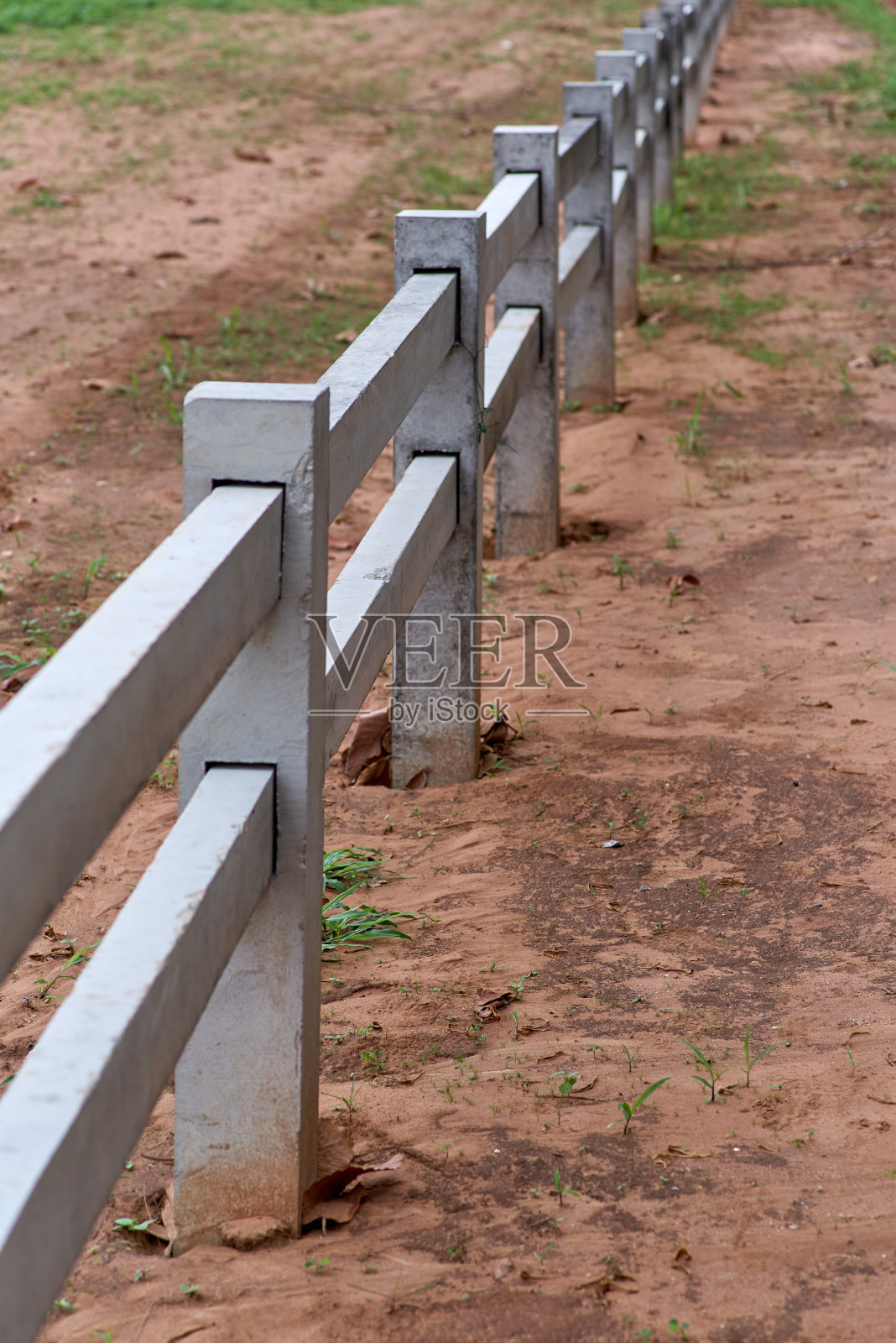 沙子里的混凝土栅栏照片摄影图片