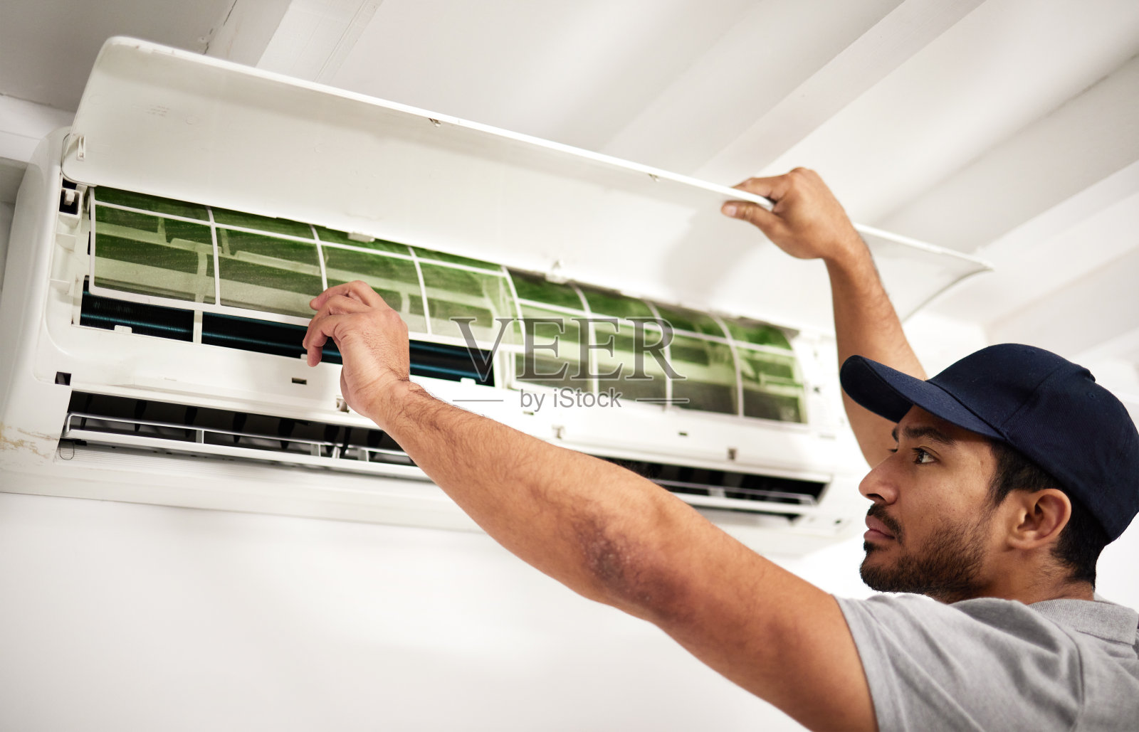 维修,空调技术员和过滤器的人,通风或空调维修工作。承包商,勤杂工或电动空调专家解决或清理办公室灰尘照片摄影图片