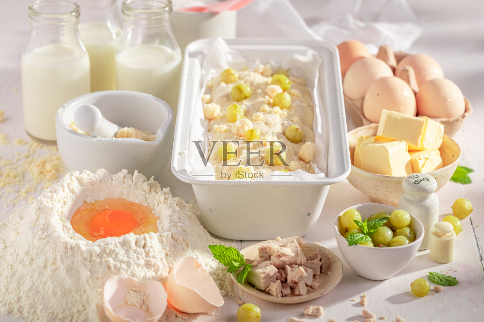 自制醋栗酵母蛋糕与配料的面团。照片摄影图片