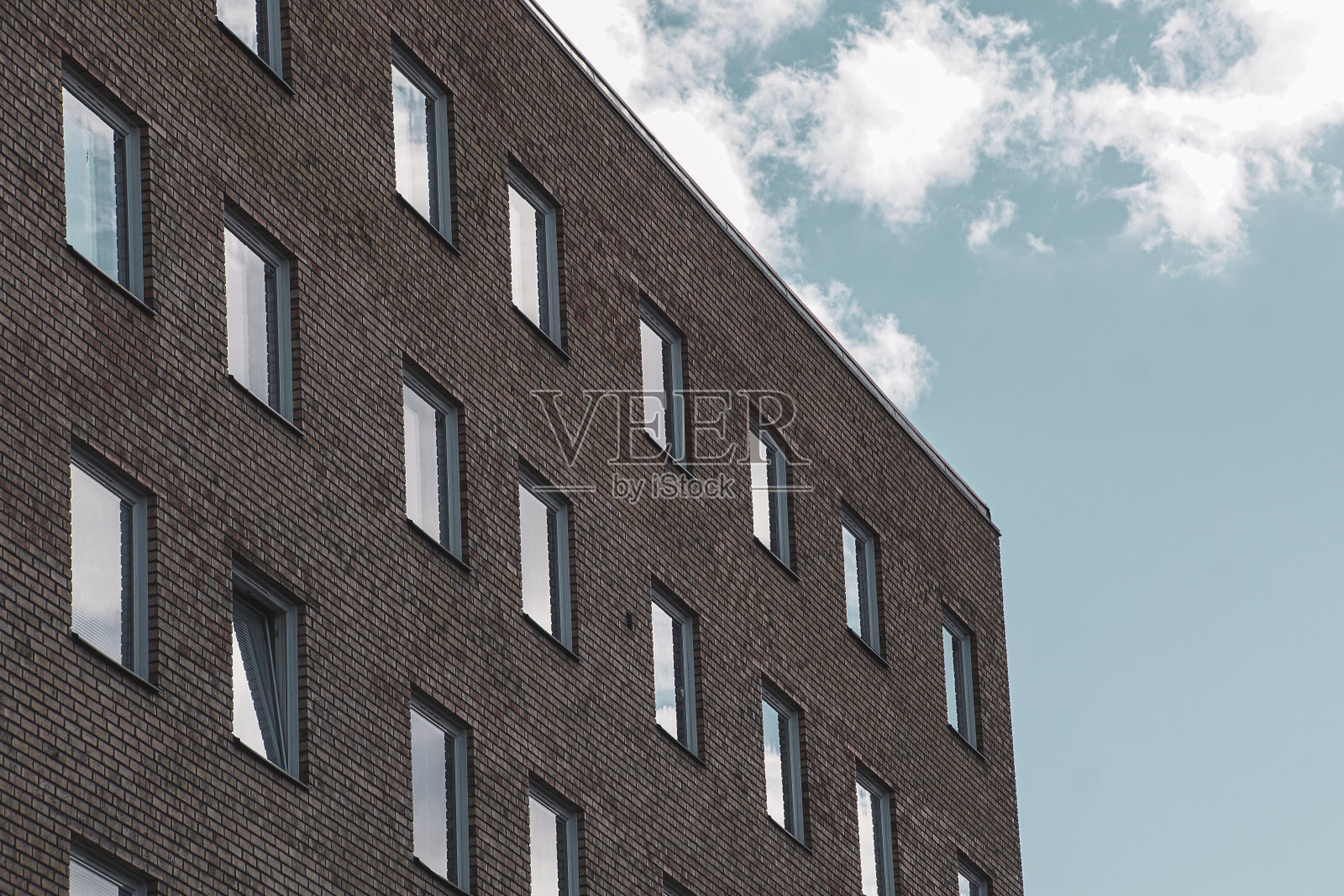 建筑物对着天空的低角度视图照片摄影图片