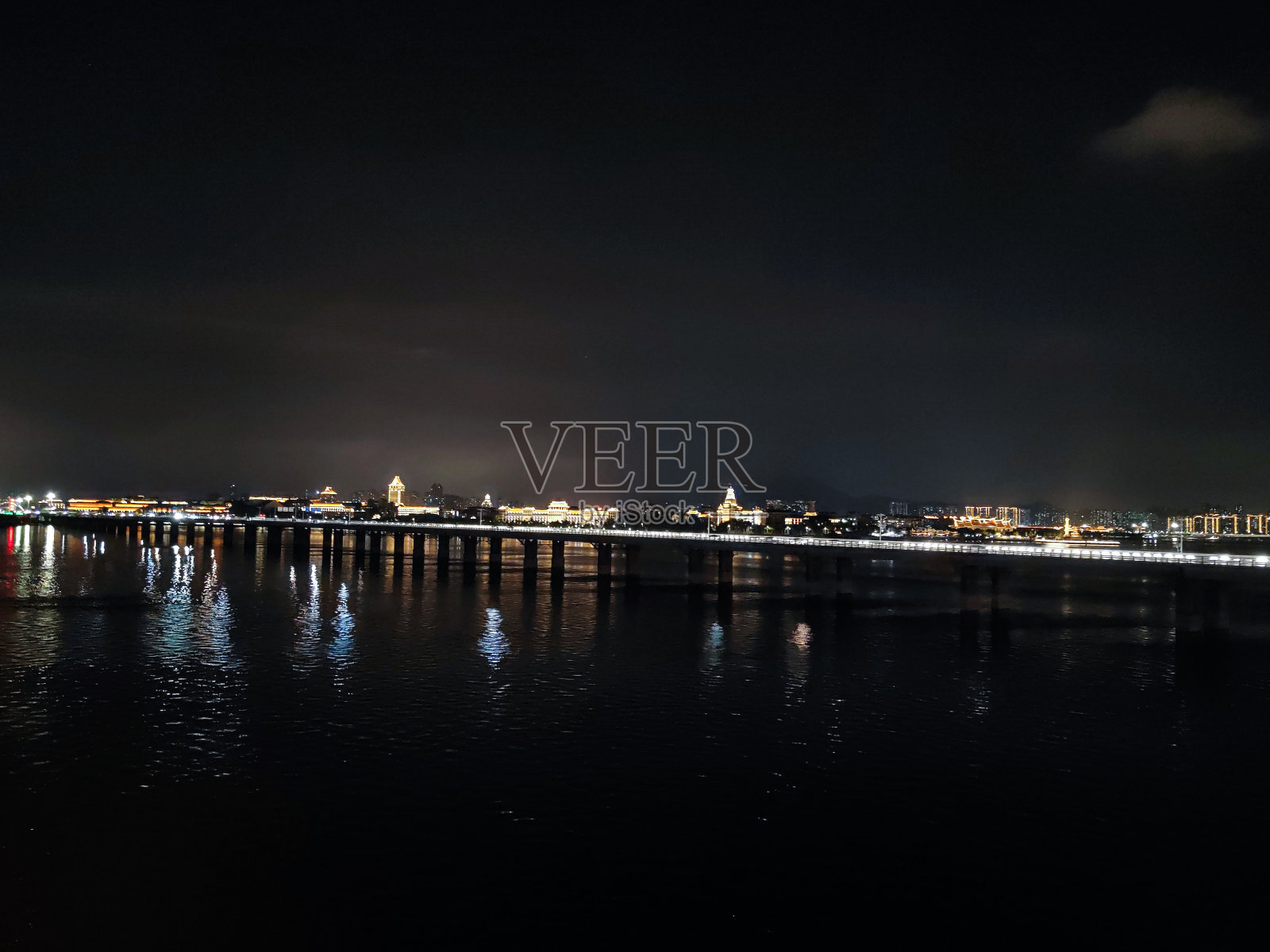 骑行夜游海景照片摄影图片