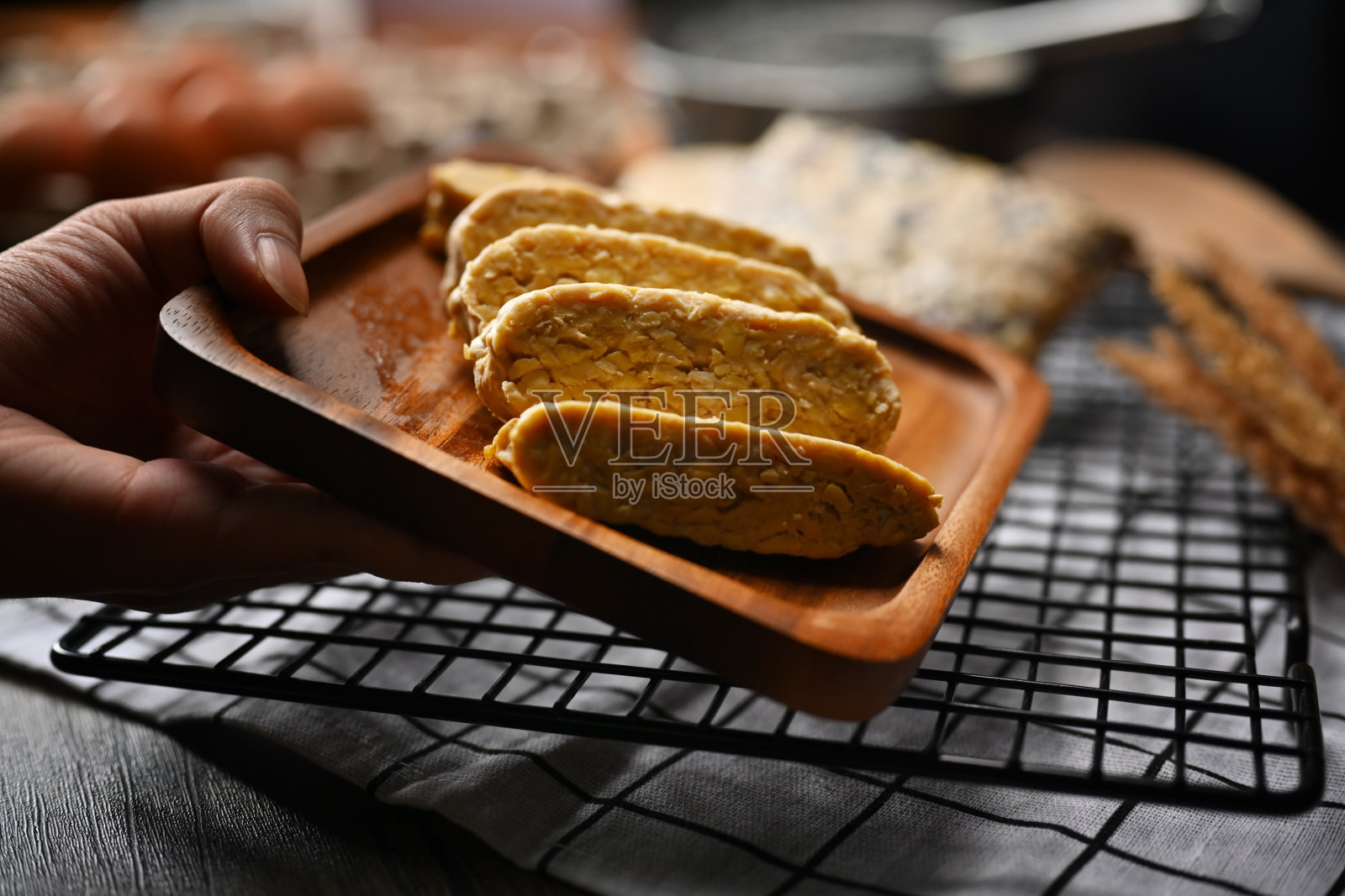 切成片的生豆豉放在木盘上。豆豉或发酵大豆制成的豆豉,素食食品。照片摄影图片