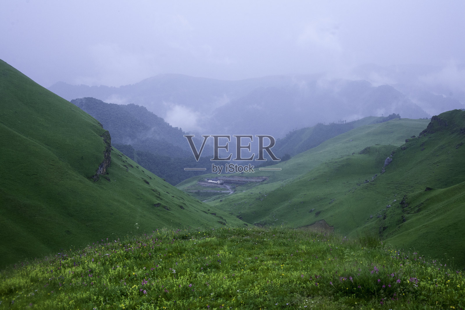 高山在浓雾中,高山在云中,北高加索厄尔布鲁士山脉照片摄影图片