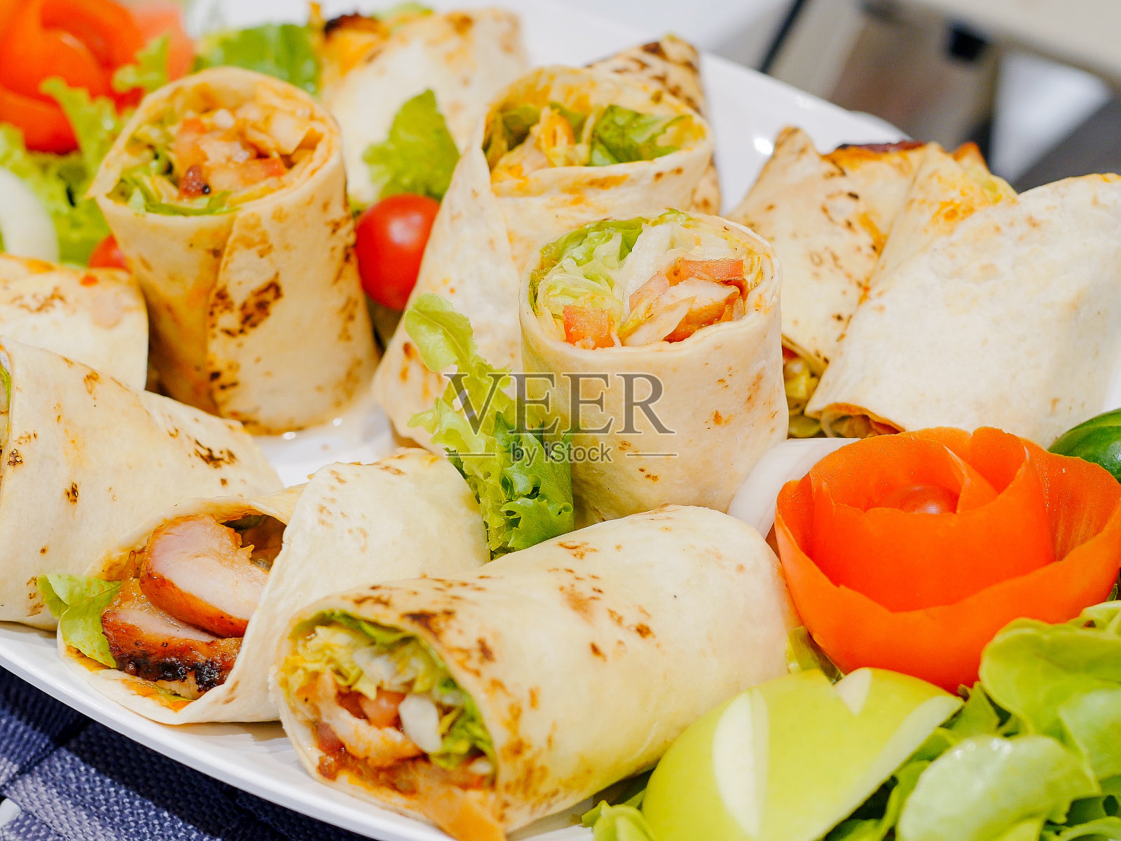 烤鸡串被切成块放在盘子里。照片摄影图片