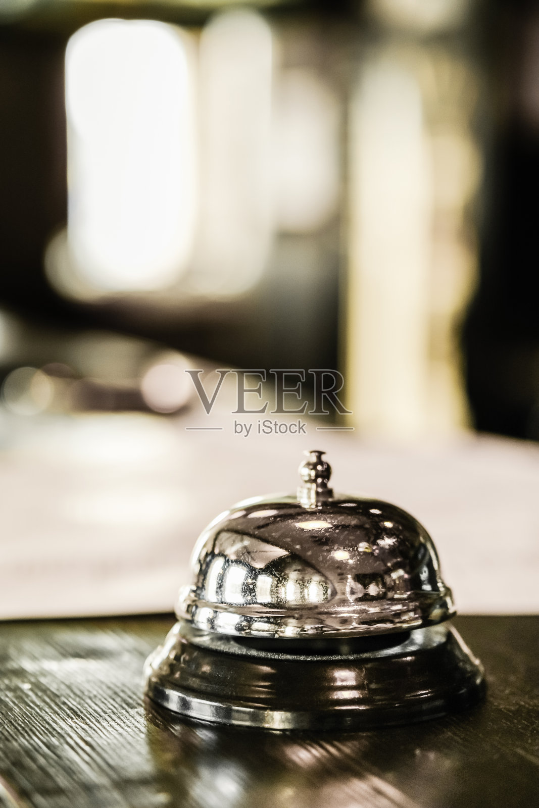 服务铃呼叫工作人员在模糊的背景与复制空间照片摄影图片