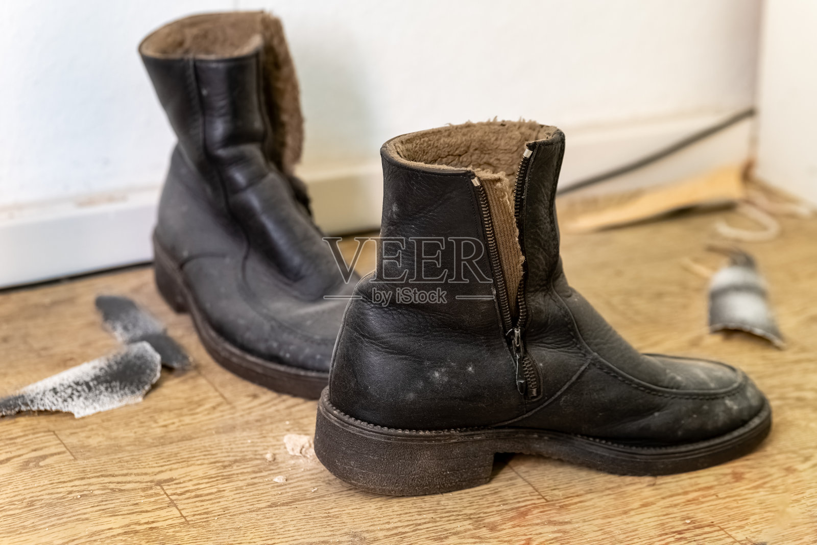 旧衬里鞋丢在了一个不为人知的地方照片摄影图片