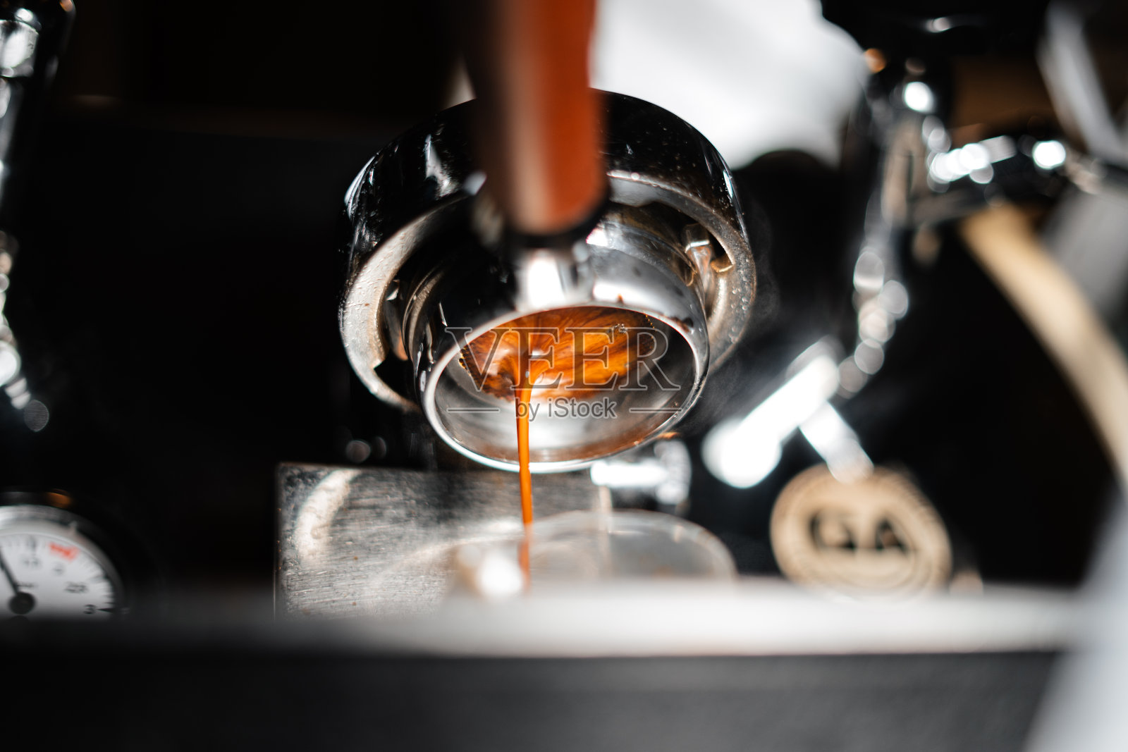 咖啡机里的浓缩咖啡照片摄影图片