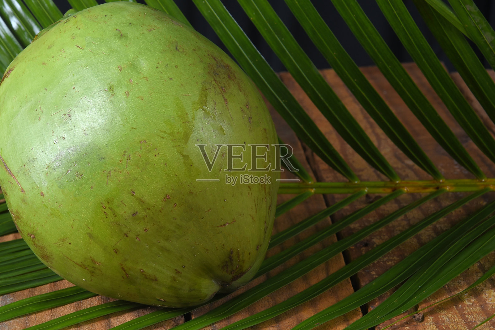 绿色椰子来自巴伊亚天然椰子汁热带水果在一半的水果与美味的水在白色的背景照片摄影图片