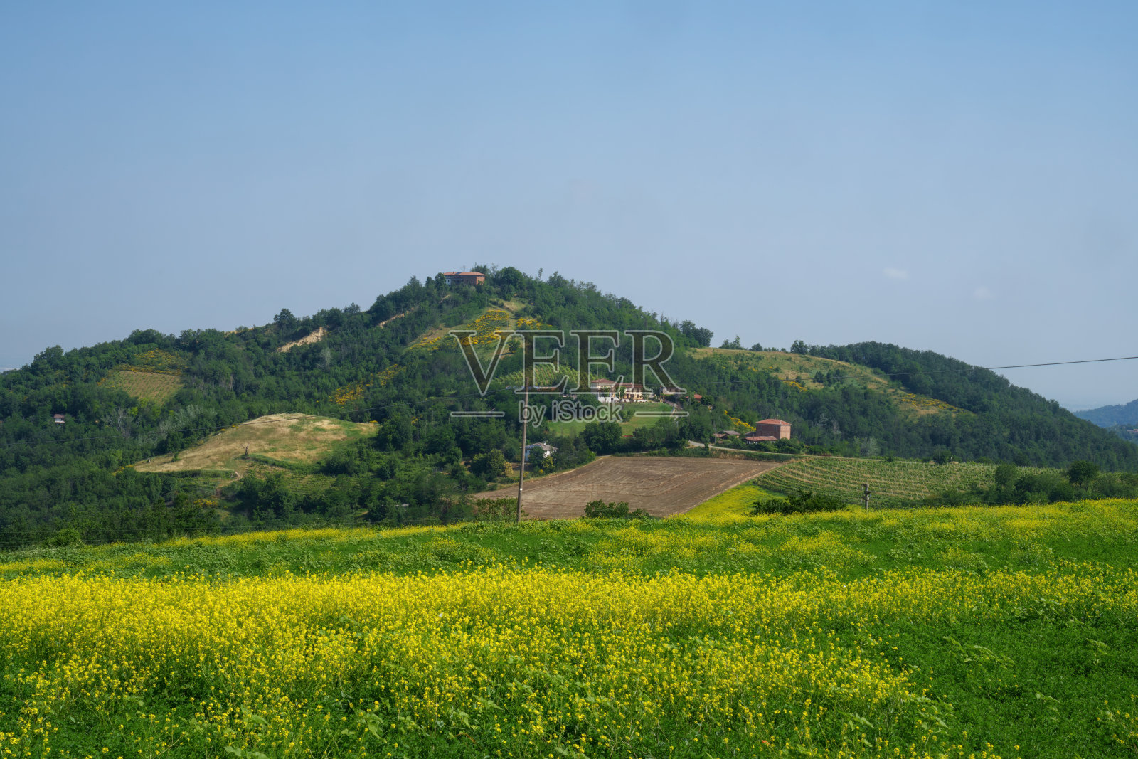 意大利皮埃蒙特托尔托纳山的乡村景观照片摄影图片