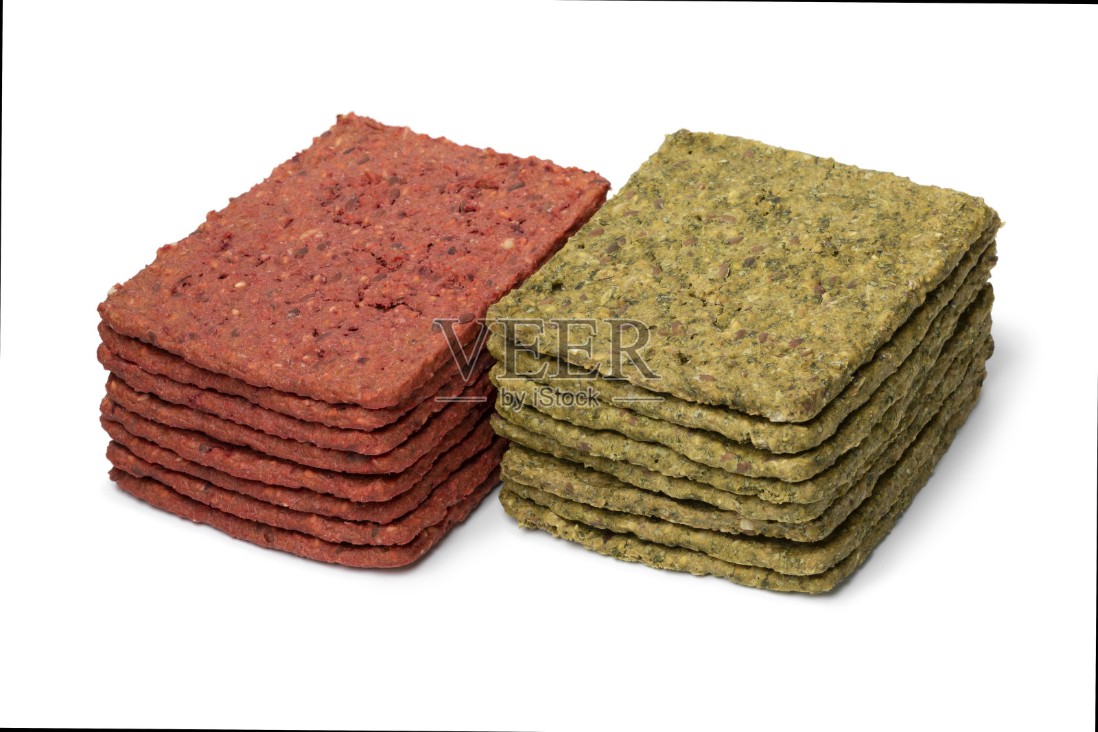 一堆蔬菜饼干,用菠菜和甜菜调味,孤立在白色背景上照片摄影图片