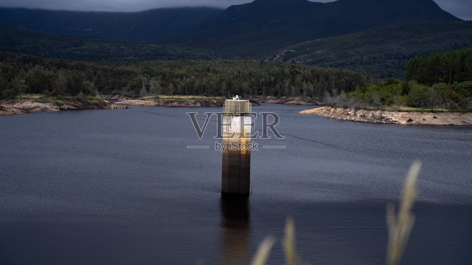 自然场景中的大坝水位测量照片摄影图片