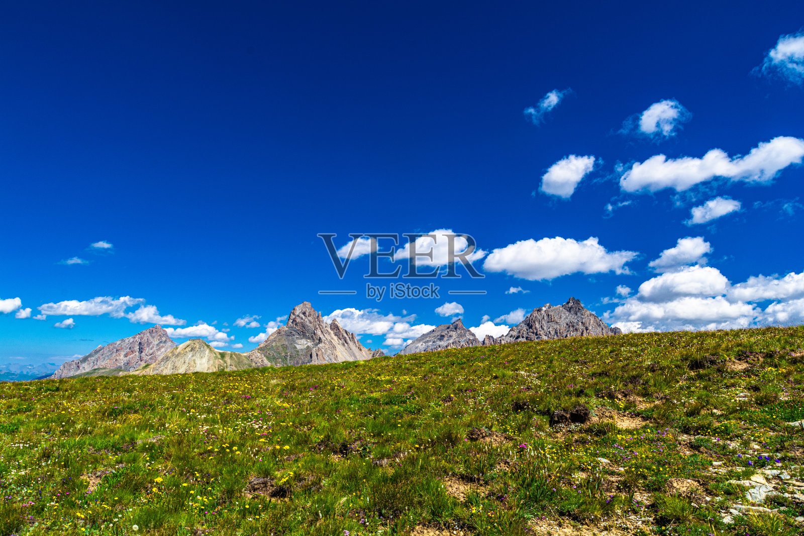 在法国和意大利之间。令人惊叹的山峰Tête de Viraysse(2772米),la Meyna(3067米),Rocca Blanca(3193米),Monte Sautron(3165米),以及东部的Oronaye和Bec de li<e:1>(2770米)。照片摄影图片