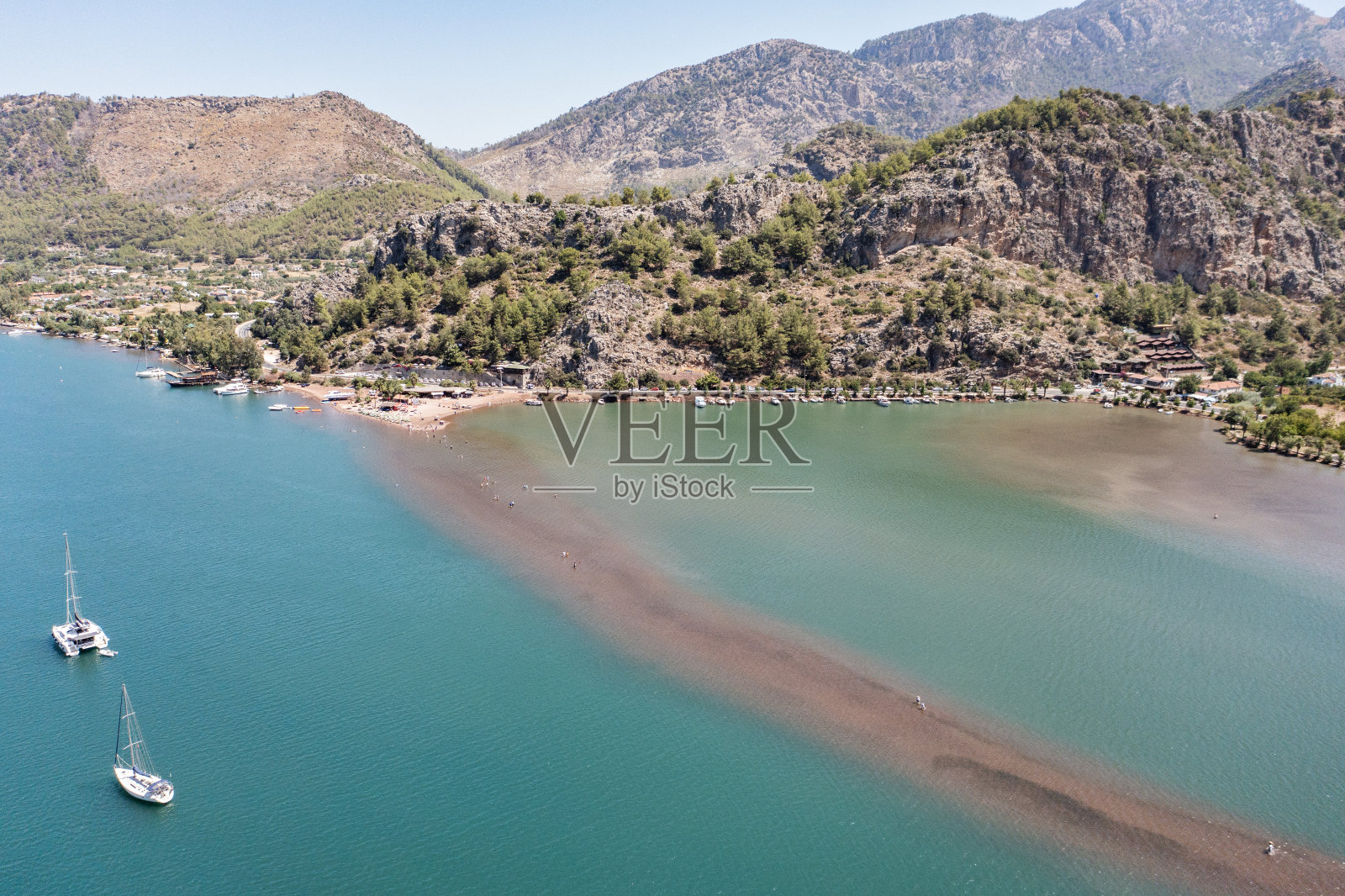 土耳其博兹布伦半岛的奥哈尼耶湾、基兹库穆海滩和奥哈尼耶村鸟瞰图。照片摄影图片