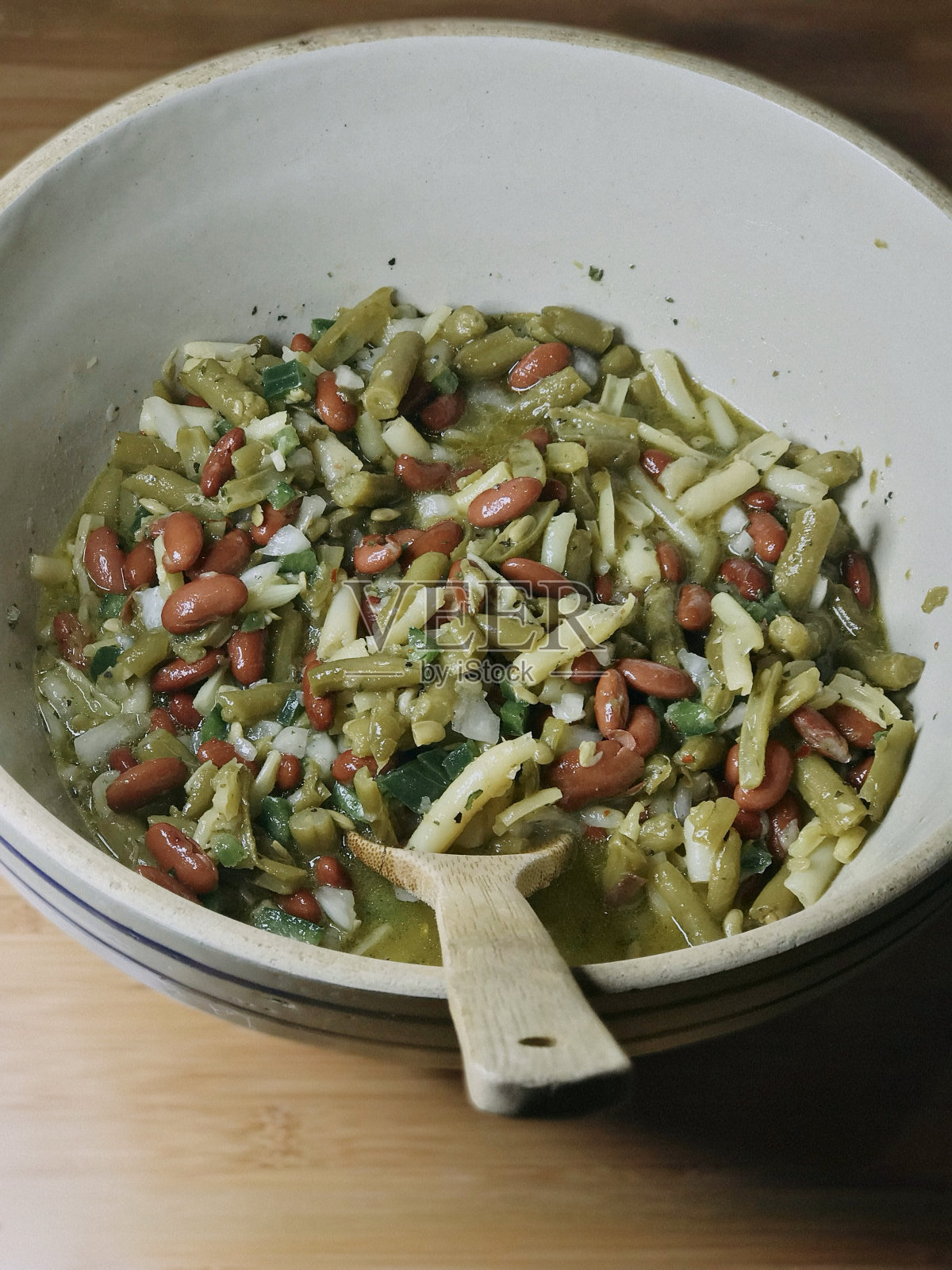 复古碗里的三豆沙拉。照片摄影图片