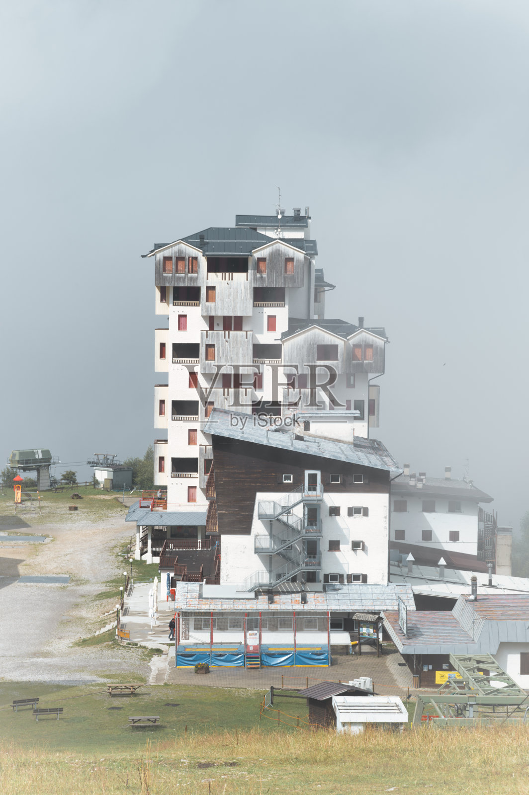 绿色山间建筑的例子照片摄影图片