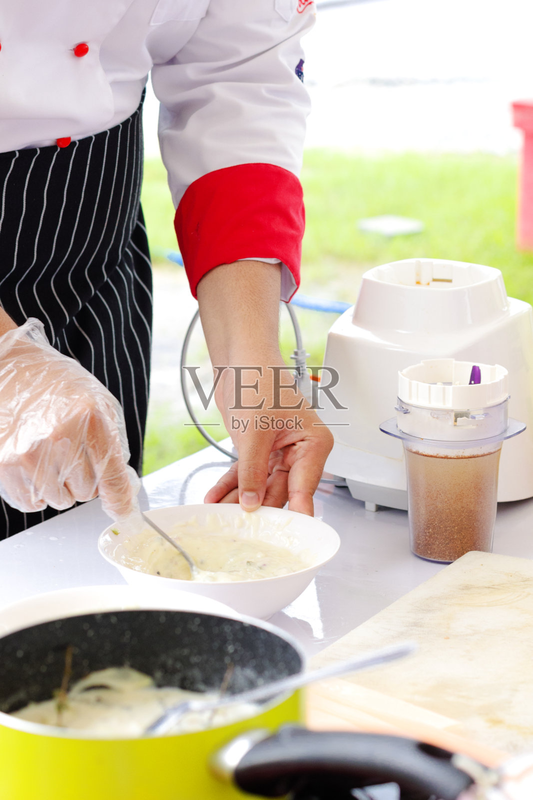 泰国厨师搅拌香蕉奶油的特写镜头照片摄影图片