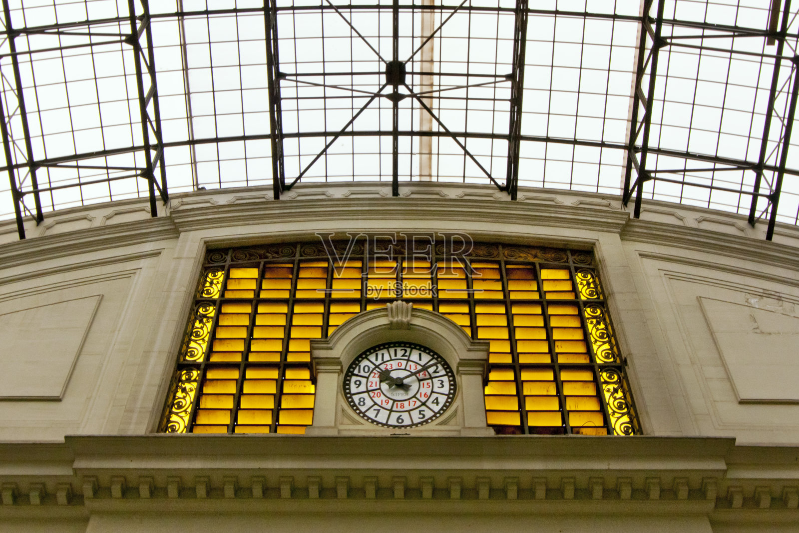 火车站,火车站时钟,巴塞罗那,西班牙。照片摄影图片