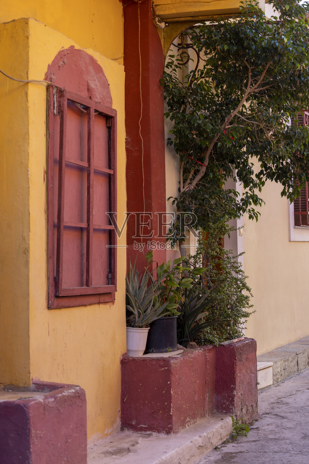 阿纳菲奥提卡,雅典风景秀丽的小社区,古老历史街区普拉卡的一部分,狭窄的街道,雅典,希腊照片摄影图片