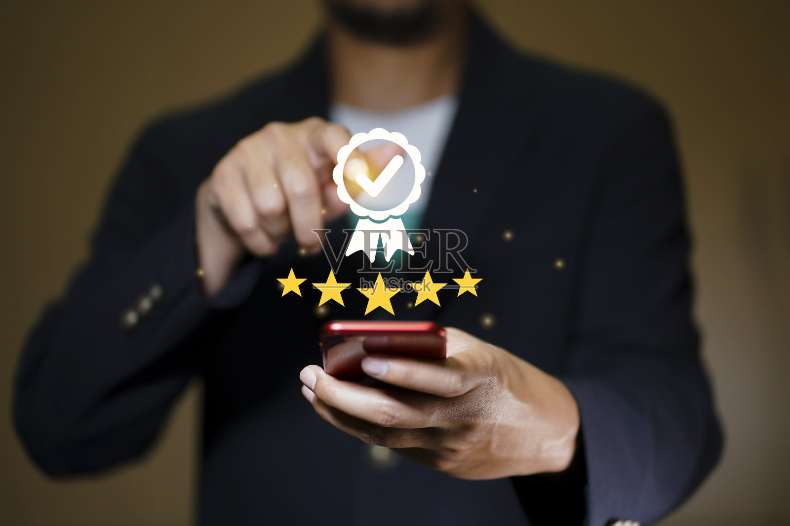 男子指着五星标志,代表积极的顾客满意理念。卓越的品质,用户体验和服务评估,为品牌和营销的成功照片摄影图片