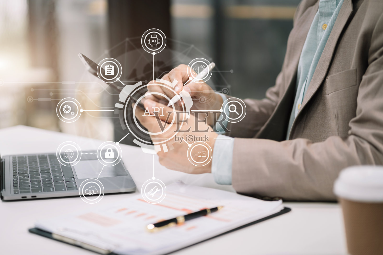 现代技术和网络概念,人使用笔记本电脑,平板电脑和智能手机与虚拟屏幕API图标的软件开发工具。应用程序编程接口。照片摄影图片