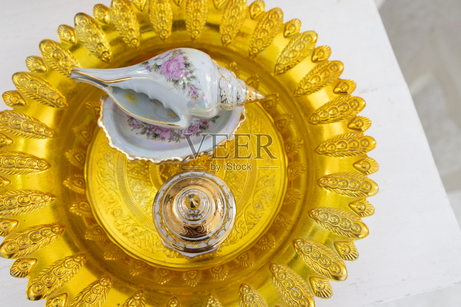 泰式婚礼用海螺,在泰国文化婚礼仪式中,海螺是长辈对新娘的祝福。照片摄影图片