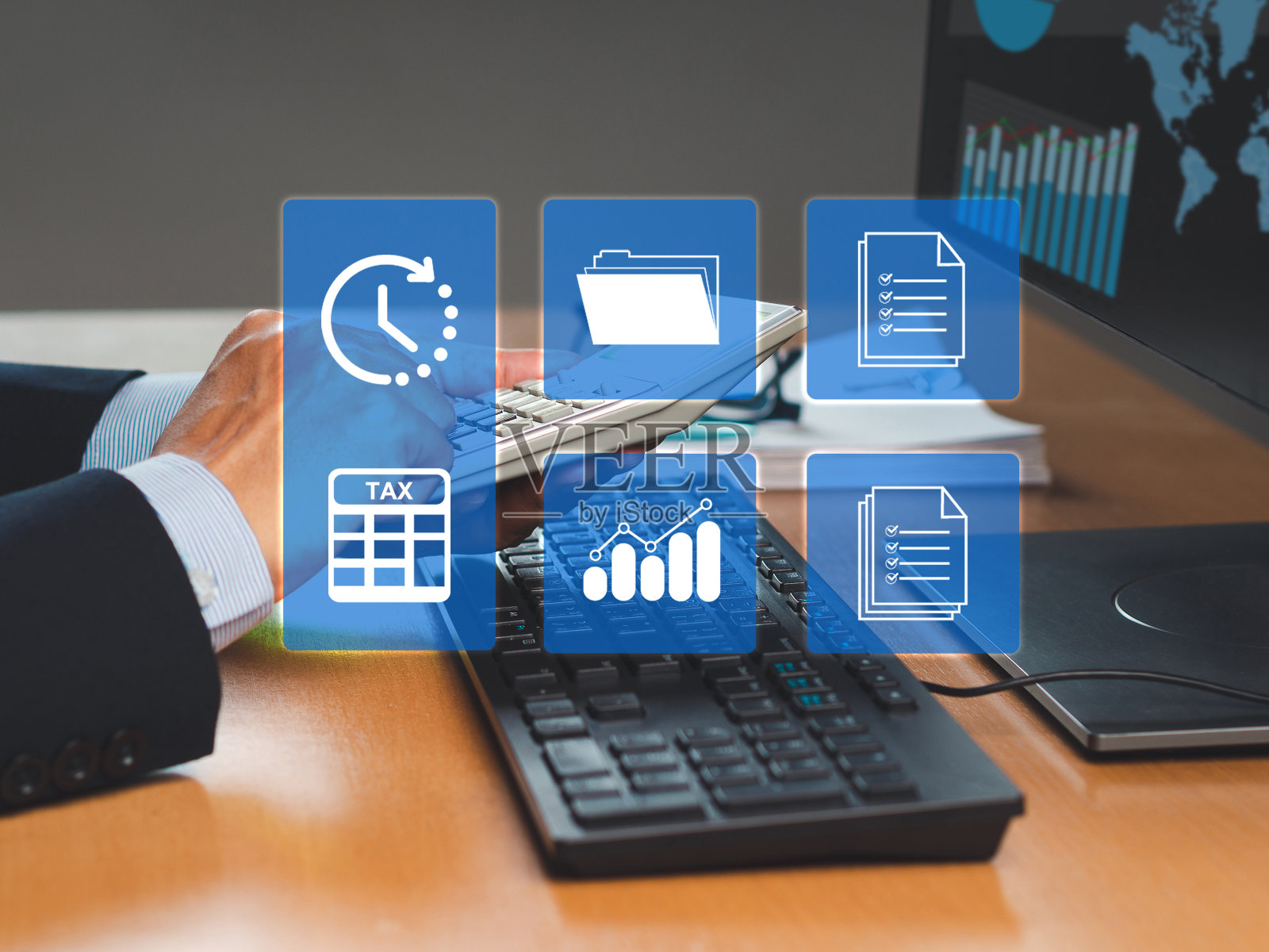 一个商人坐在办公室里用计算器计算税款照片摄影图片