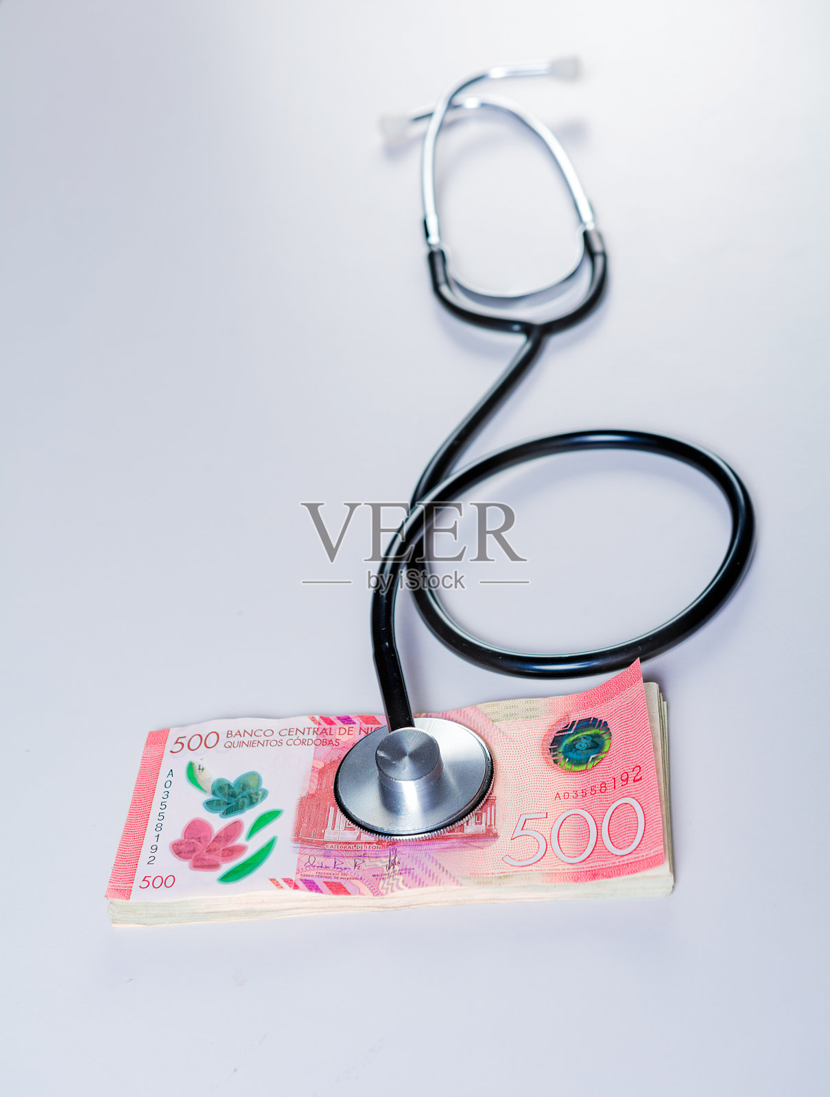 尼加拉瓜科尔多瓦钞票上的听诊器。近距离的听诊器对500科尔多瓦账单孤立,尼加拉瓜医疗保健费用的概念照片摄影图片
