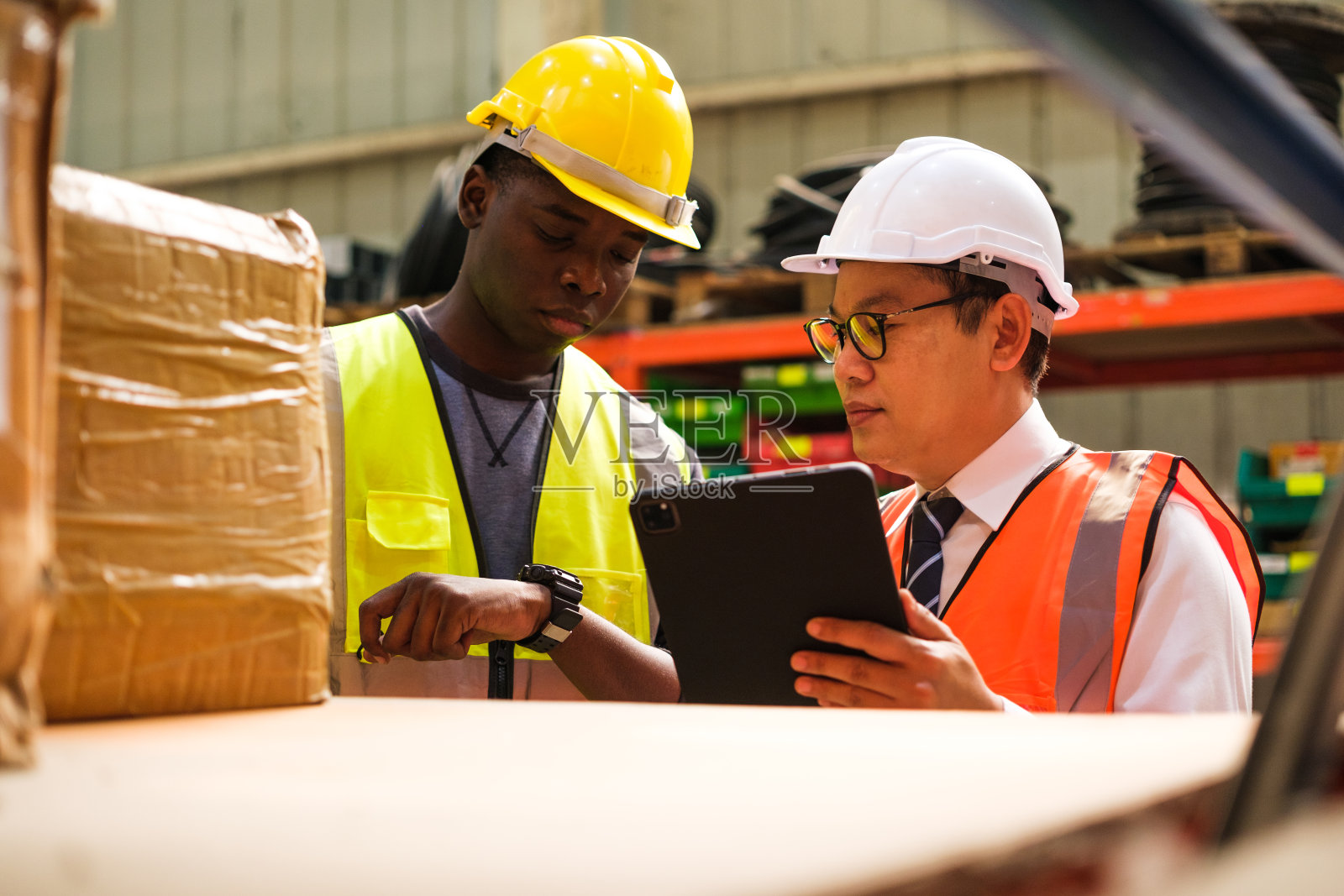 在仓库工厂工作的产业工人。照片摄影图片