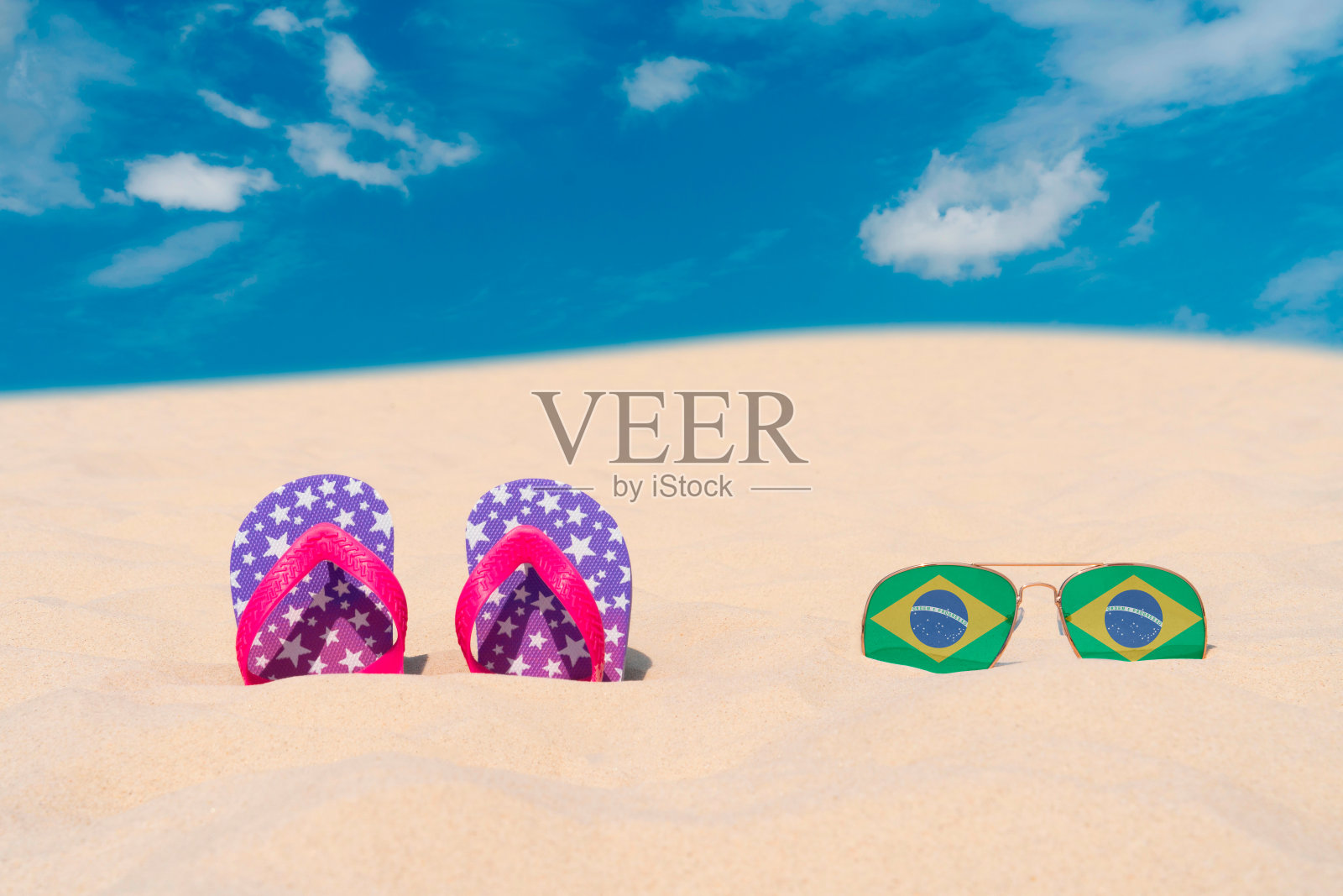 墨镜配上巴西国旗形状的眼镜照片摄影图片