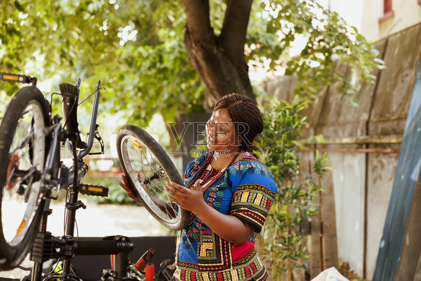 年轻女子正在装自行车轮胎照片摄影图片