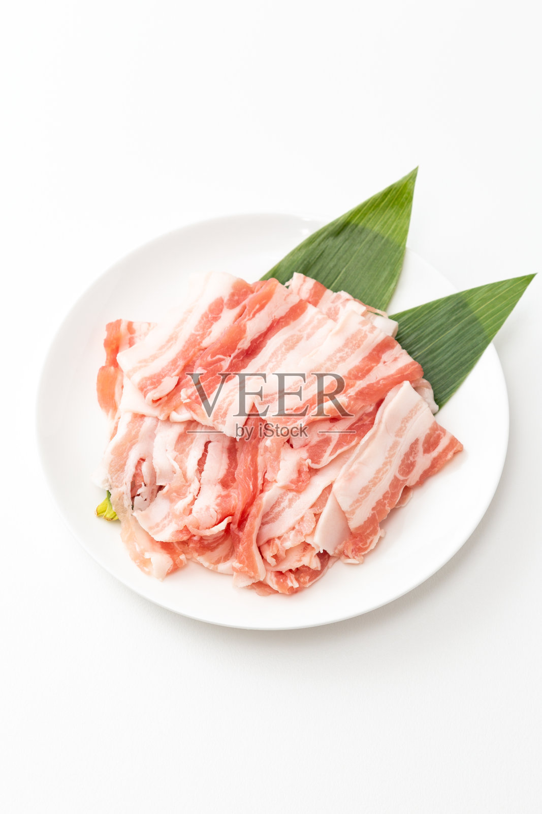 白色背景上的五花肉薄片。照片摄影图片