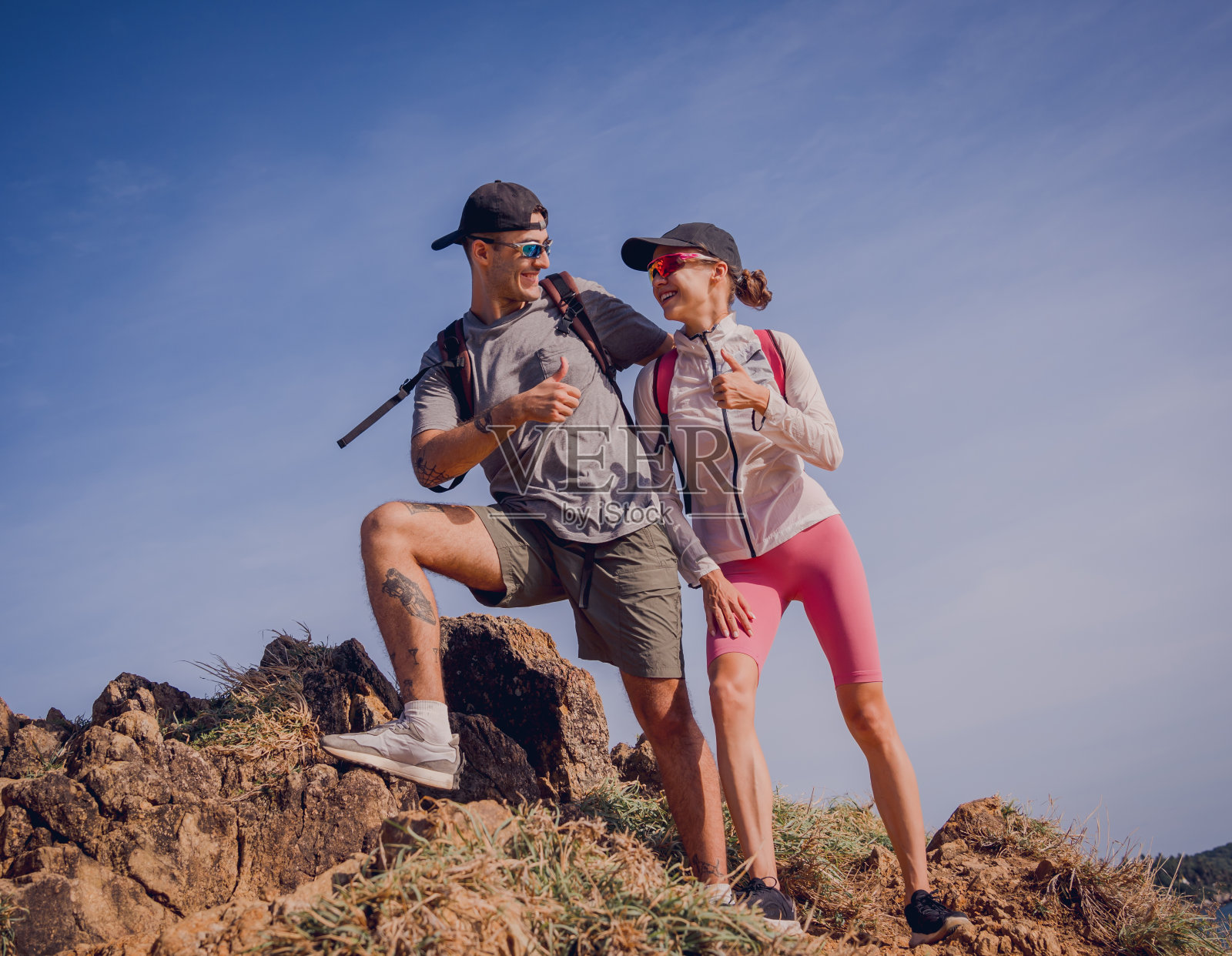 一对幸福的年轻夫妇爬上了海边的山顶照片摄影图片